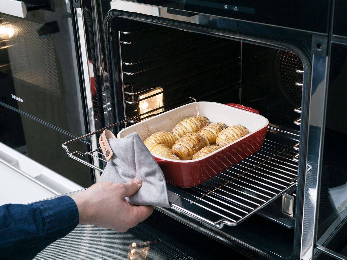 Hasselback potatoes with sun-dried tomato aioli | Recipe | Kitchen Stories