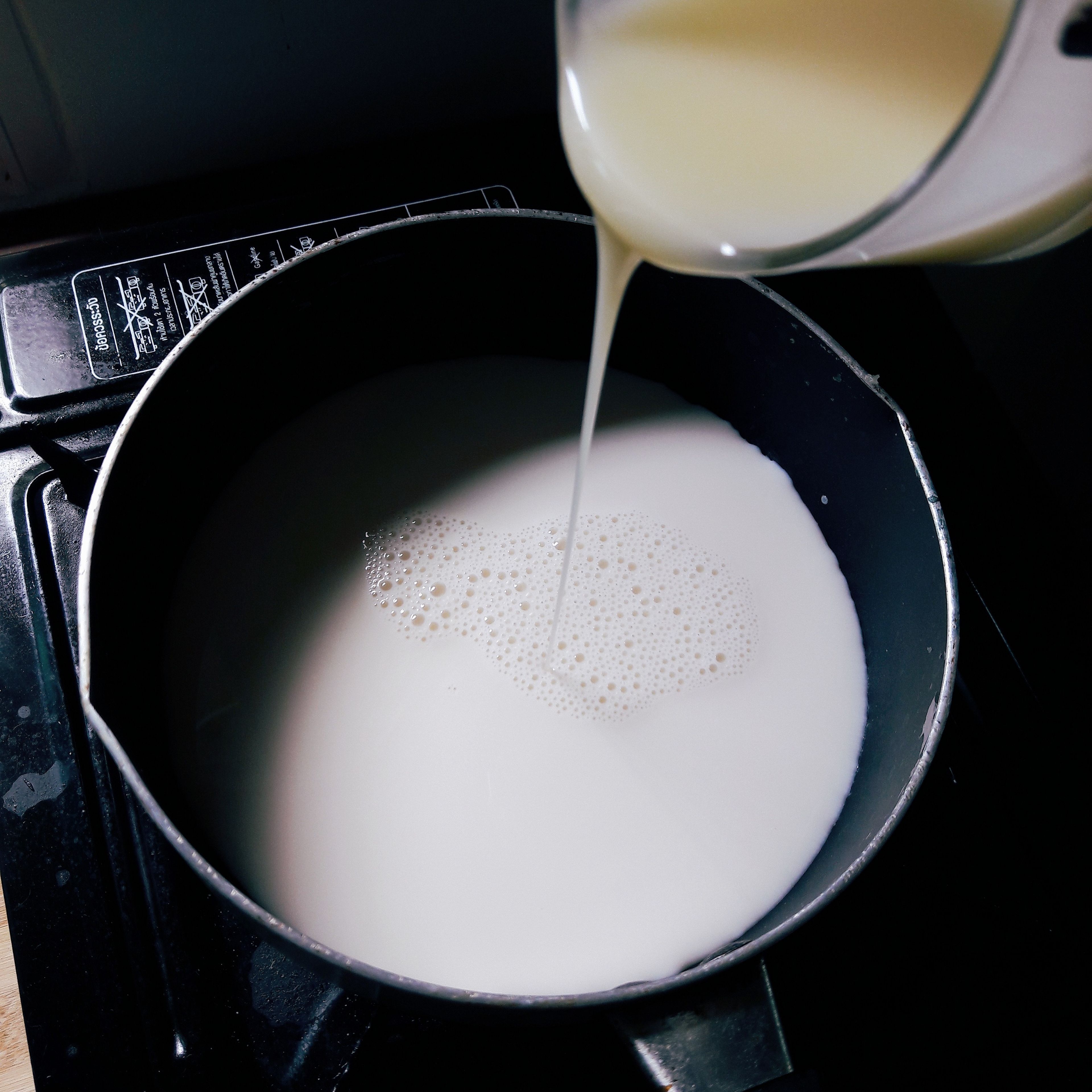 Warm the milk in a pot, add the condensed milk and stir well for 30 seconds. Set aside to cool down.