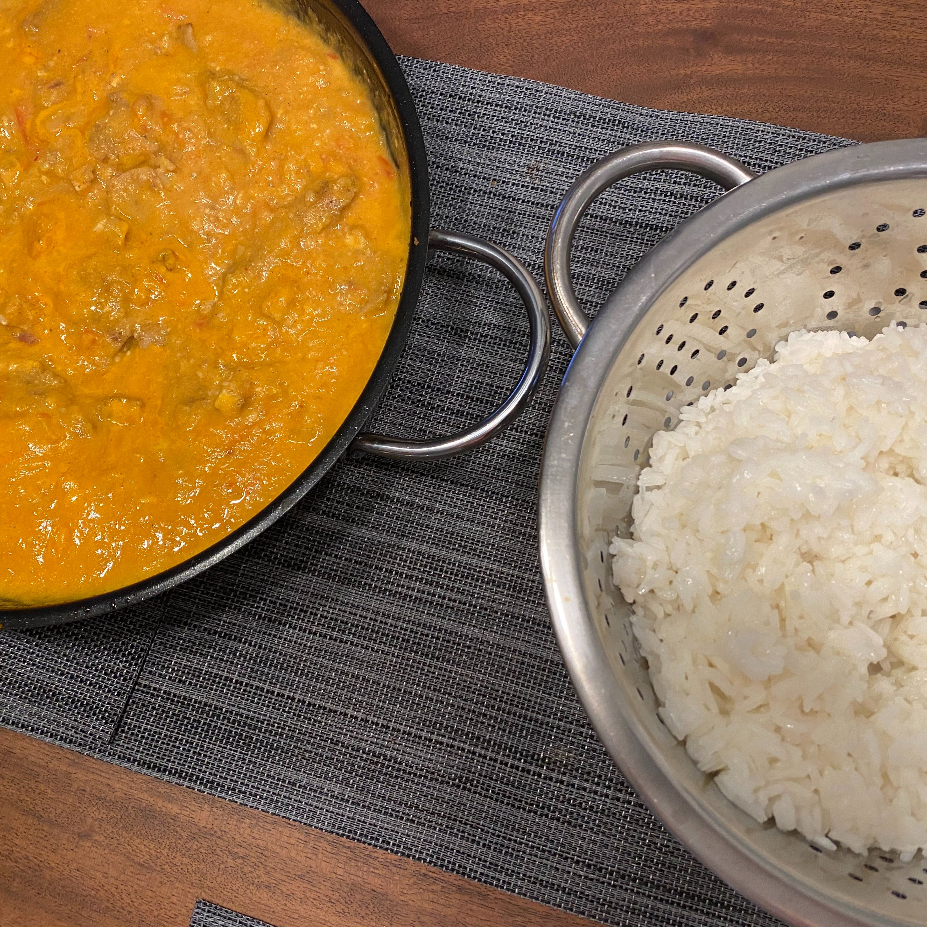 Am Ende der Zeit noch Cashewmus zugeben und nochmals abschmecken. Das Curry ist fertig wenn es schön cremig ist. Bei uns gab es Reis dazu, schmeckt aber bestimmt auch gut zu Nudeln.