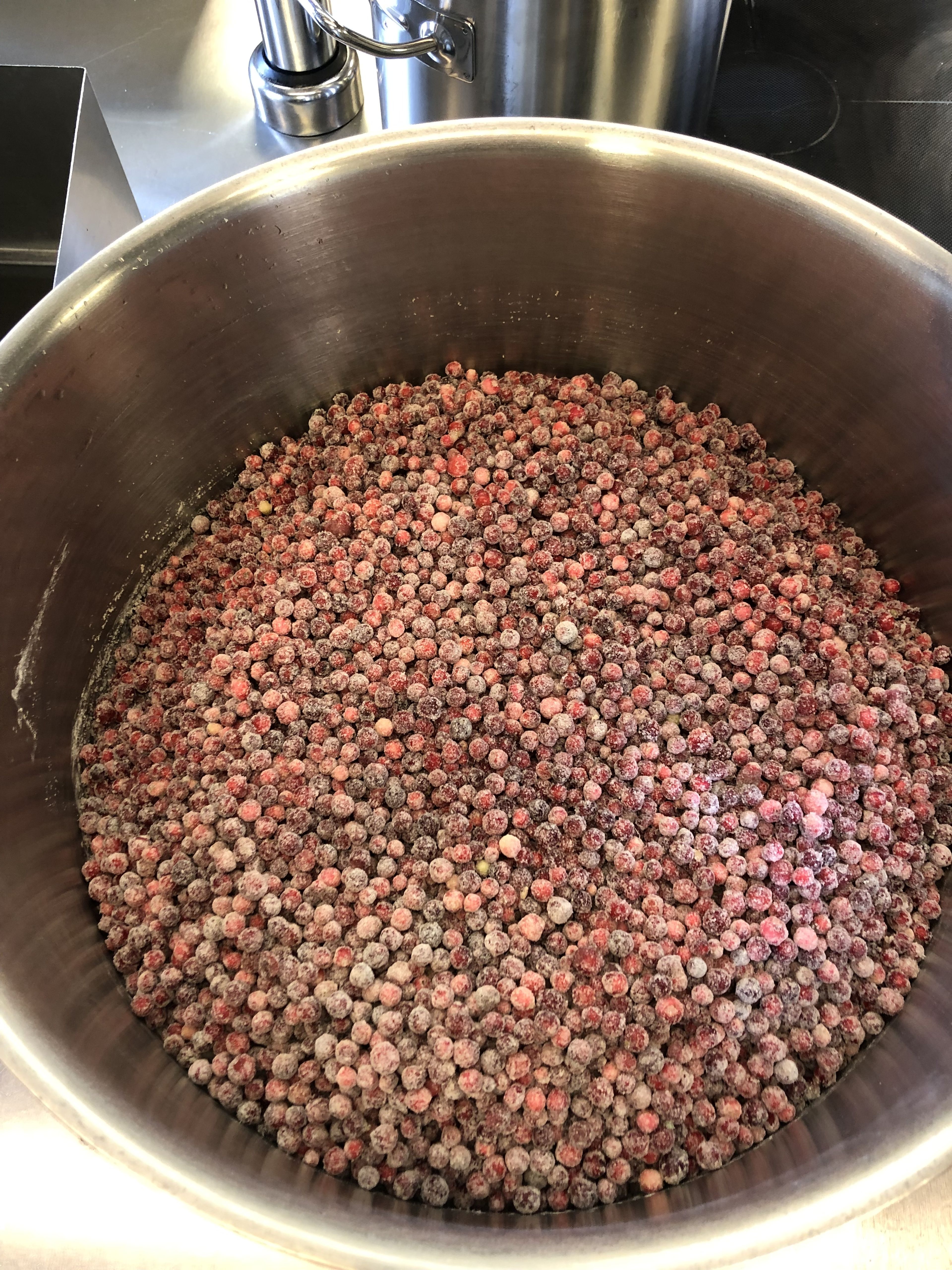 Im nächsten Schritt werden die gewaschenen Preiselbeeren mit dem Gelierzucker vermengt und behutsam verrührt. 