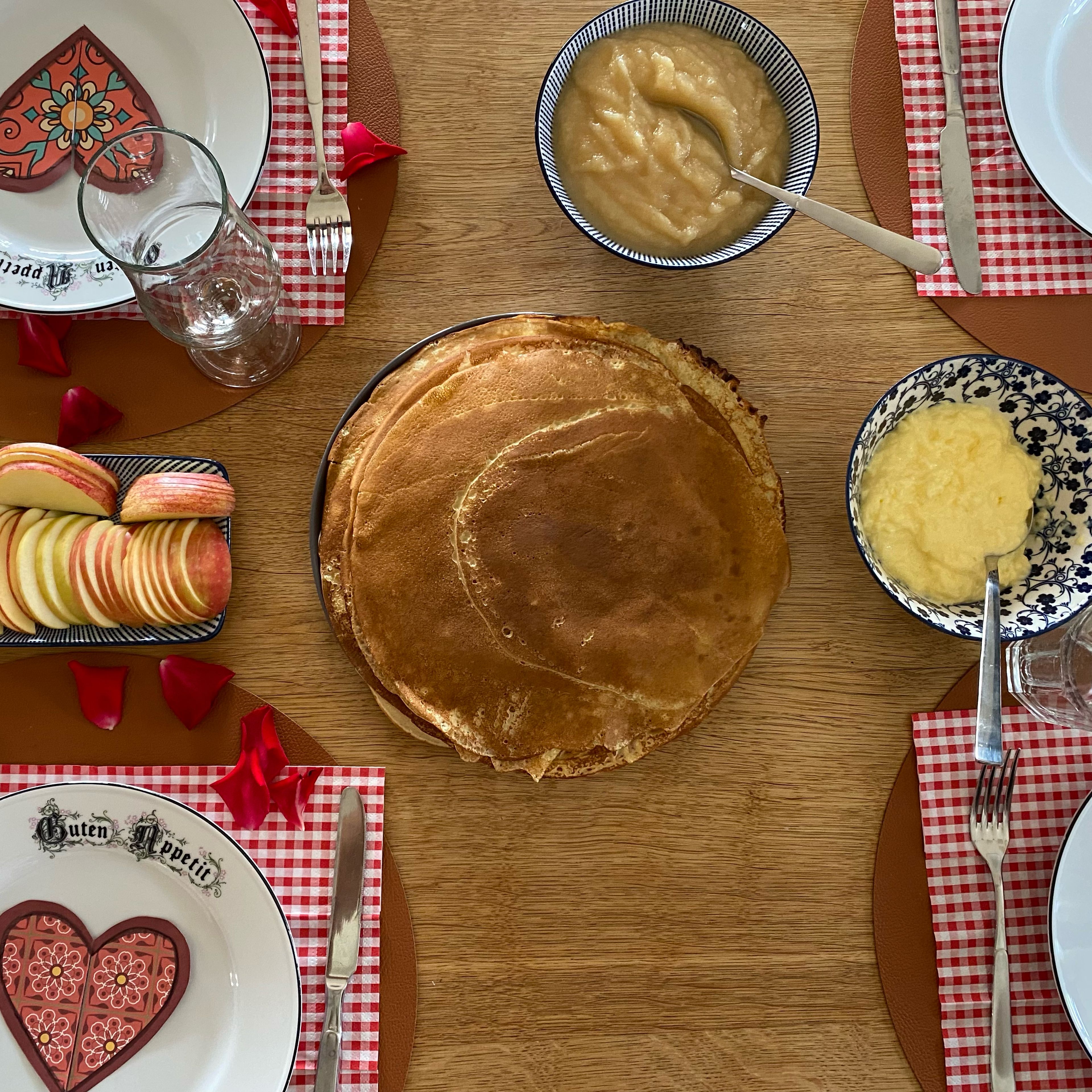 Sobald alle Eierkuchen ausgebacken sind, kann gegessen werden! Unser Familiengeheimtipp: Vanillepudding und Apfelscheiben! Bon Appetit!
