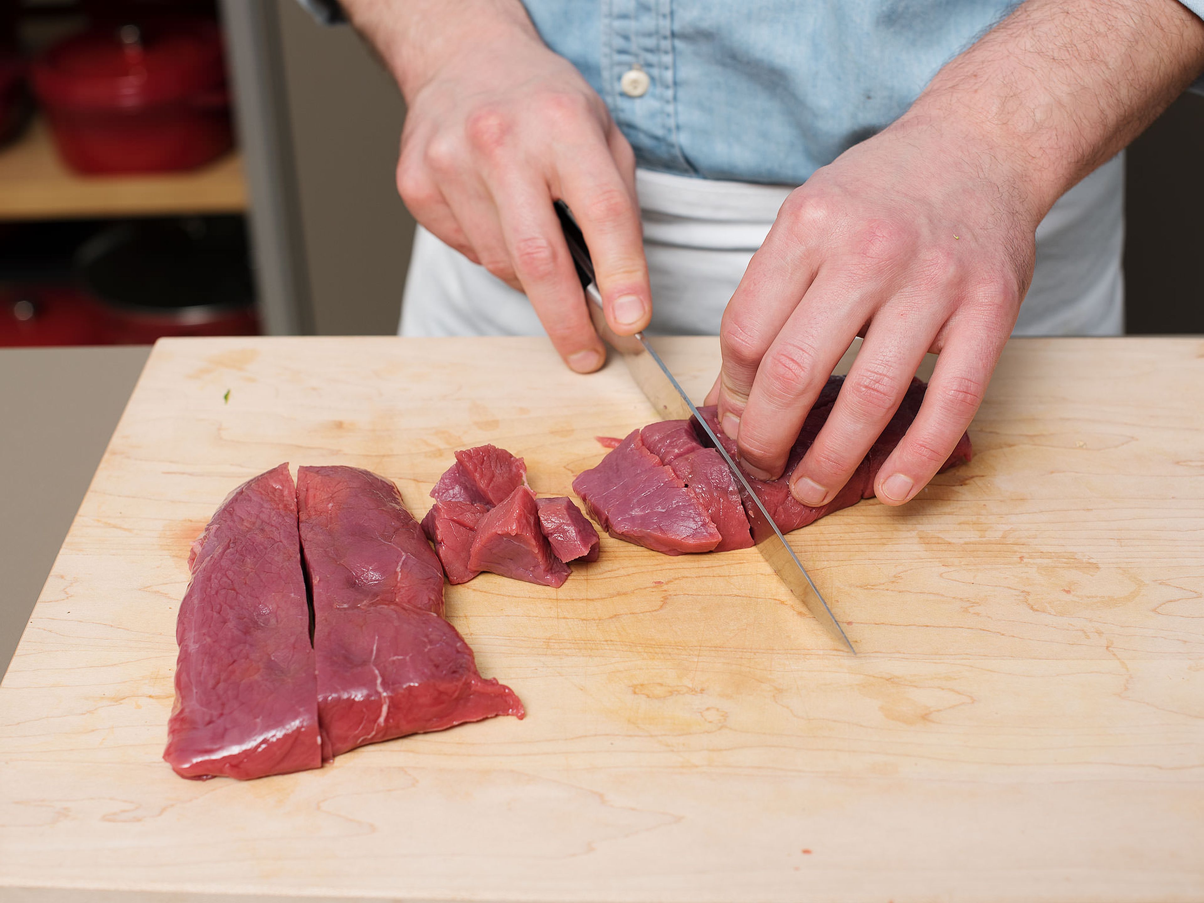 Hähnchenbrustfilet und Rindfleisch in mundgerechte Stücke schneiden.