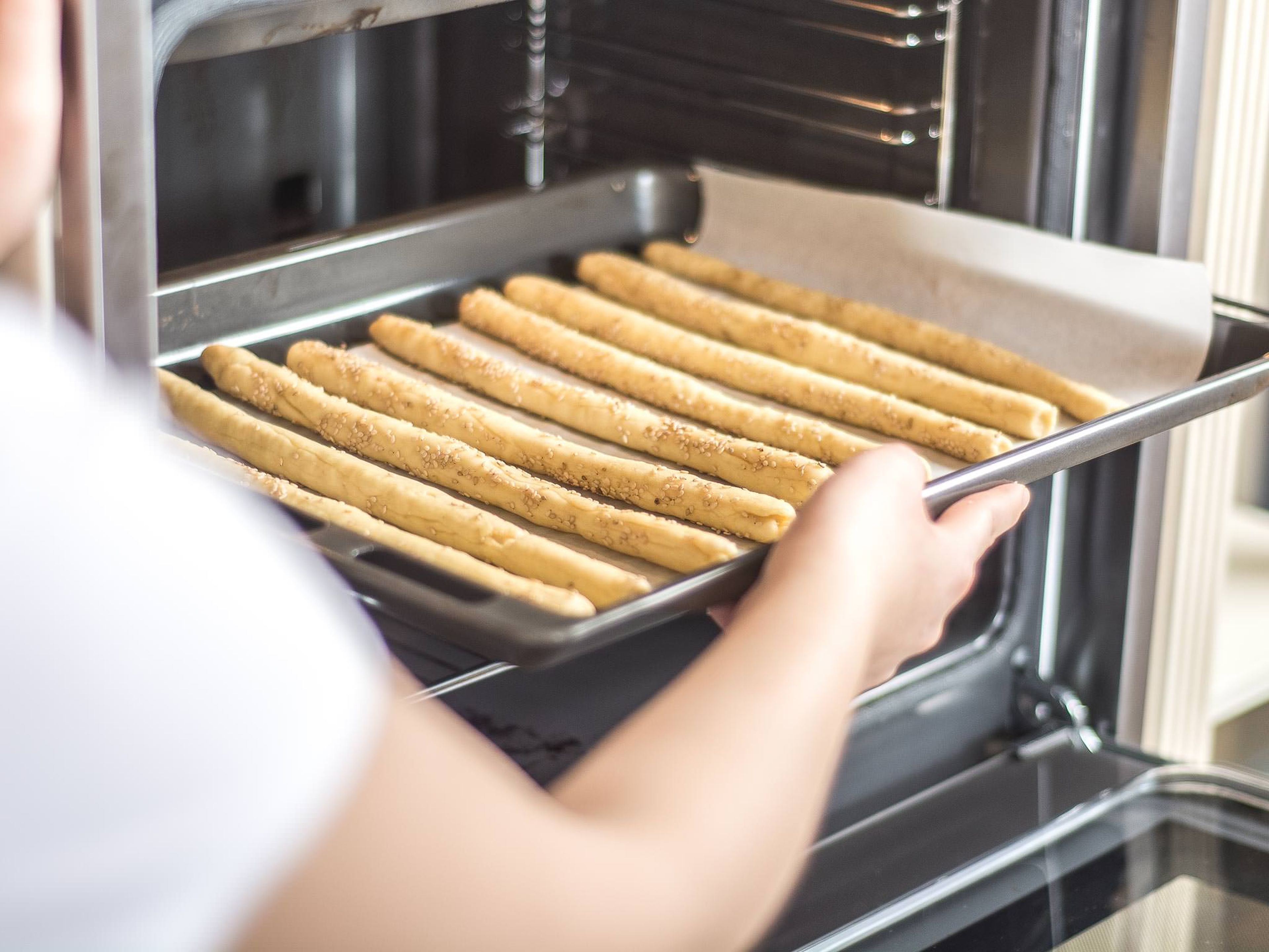 In der Zwischenzeit Backofen auf 200°C vorheizen. Anschließend die Grissini im vorgeheizten Ofen ca. 10 Min. goldgelb backen. Vor dem Genießen ca. 10 Min. auskühlen lassen. Mit einer Auswahl an Dips servieren.