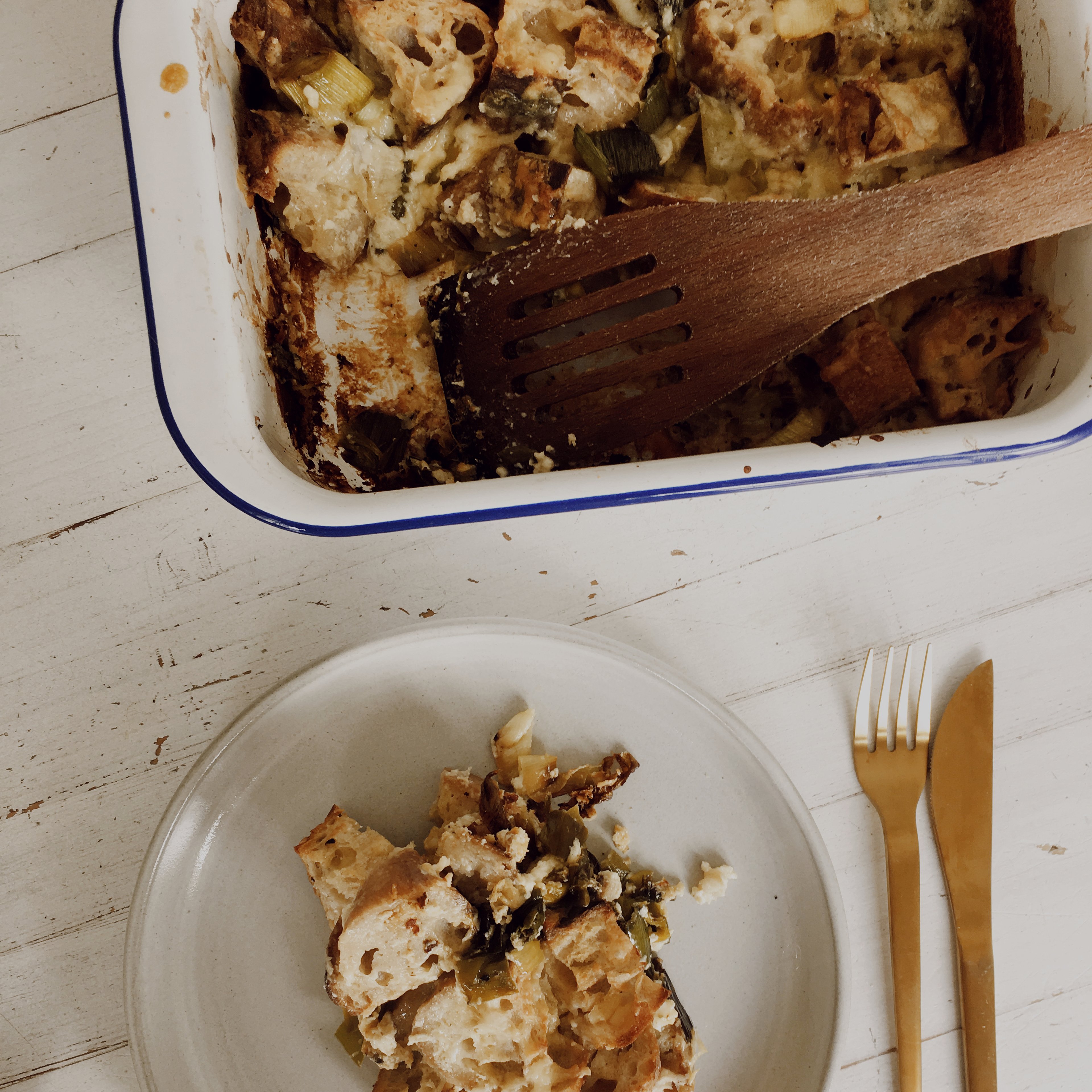 Brotauflauf mit Lauch und Cheddar (Strata)