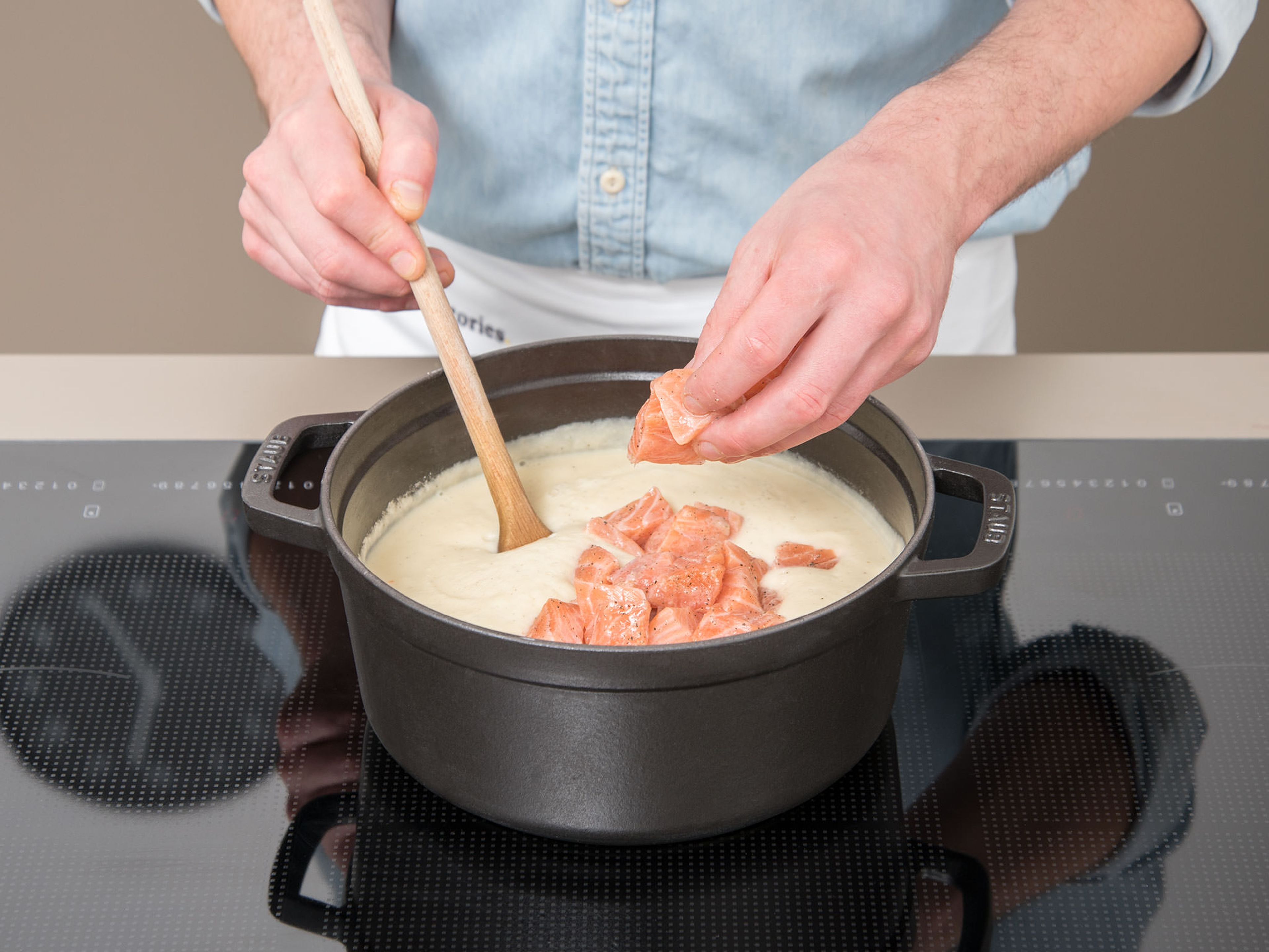 Lachsfilet in die Suppe geben und erwärmen bis das Lachsfilet gar ist. Die Suppe mit einer Scheibe Brot servieren. Mit Schnittlauch, Meerrettich und Kürbiskernöl garnieren.