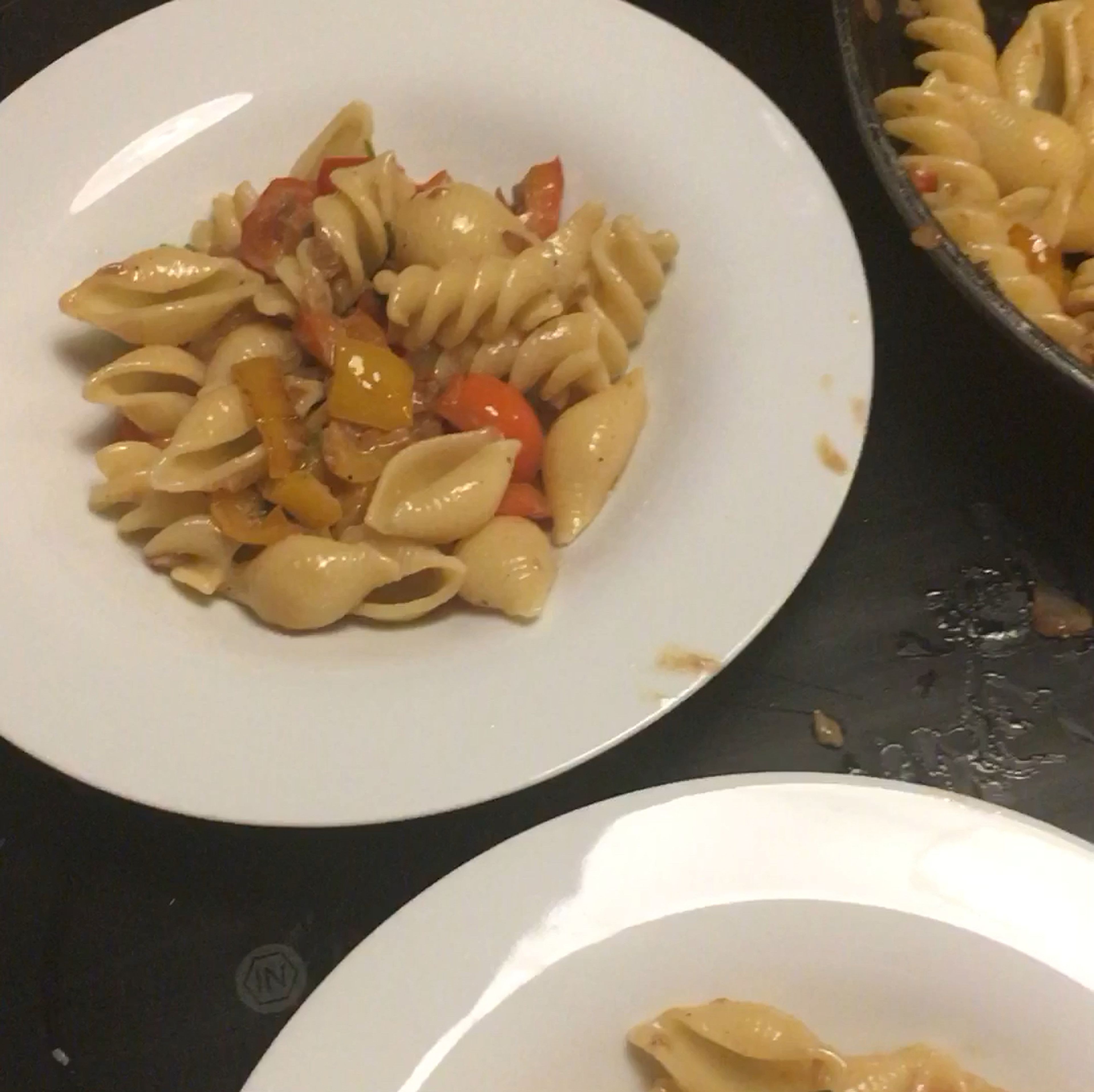 Auf die Teller platzieren, mit Parmesan und Petersilie garnieren und sofort servieren. Guten Appetit!🥰