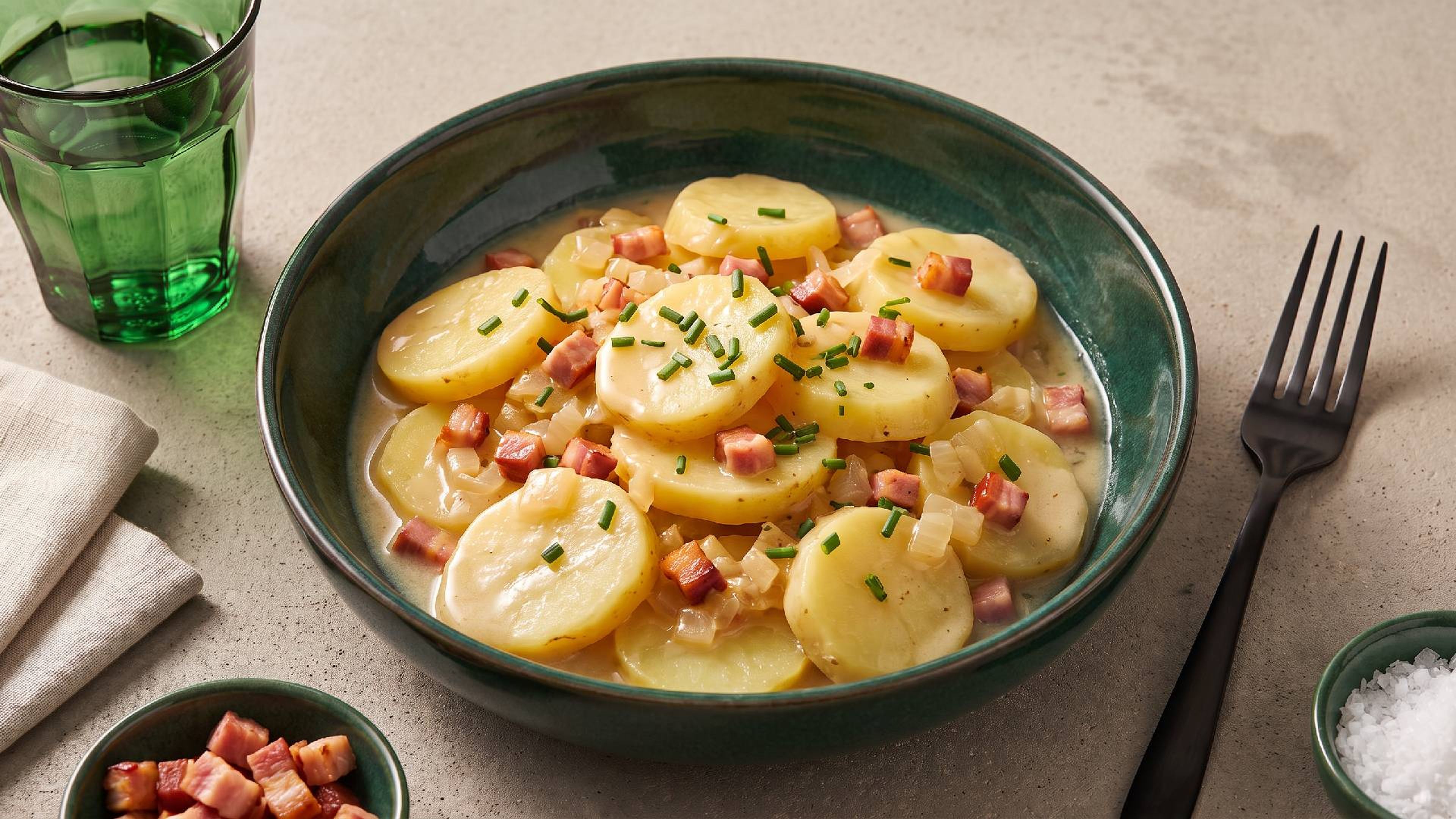 Warmer Kartoffelsalat mit herzhaftem Speck-Dressing