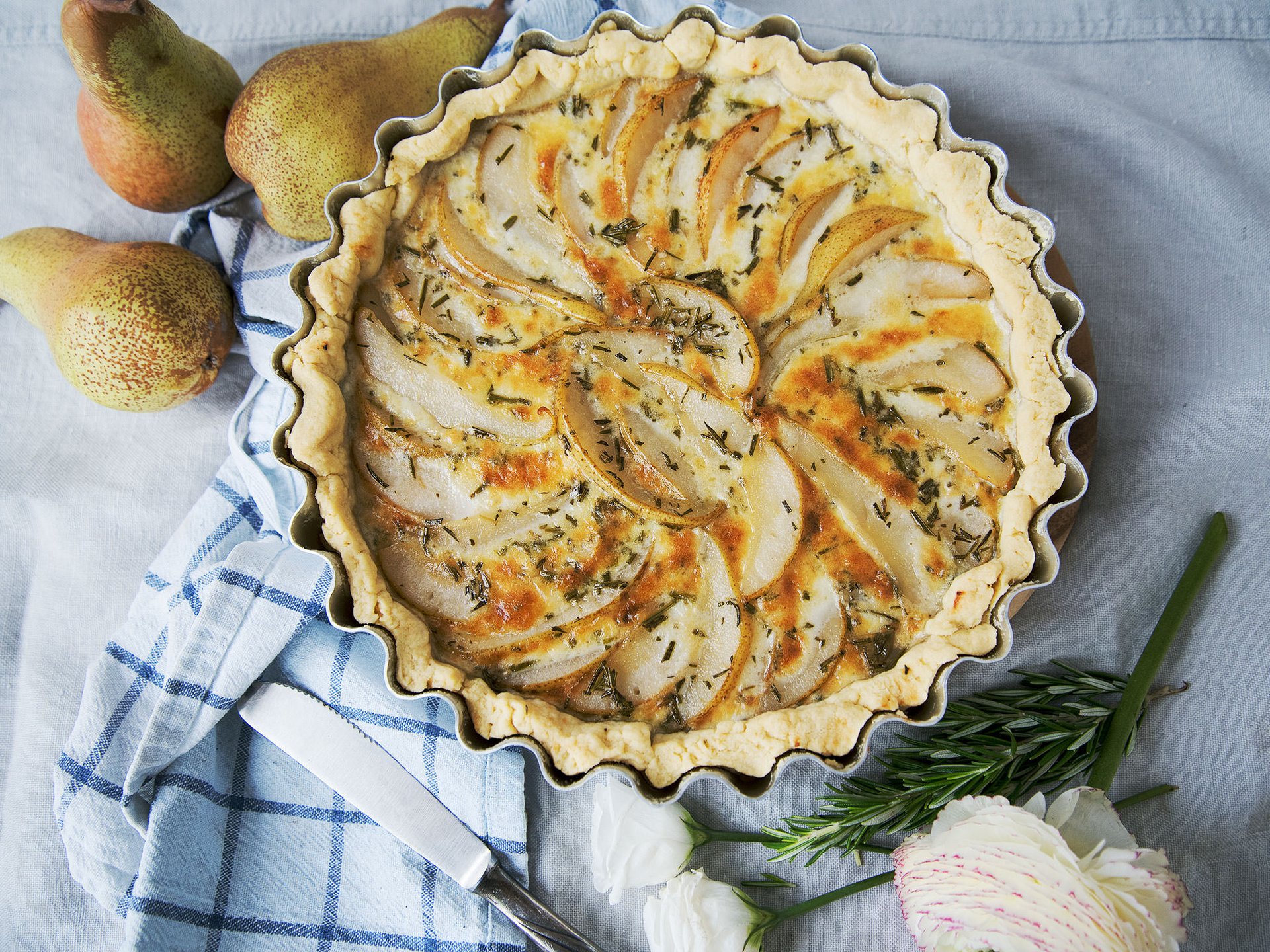 Tarte mit Birne, Blauschimmelkäse und Rosmarin | Rezept | Kitchen Stories