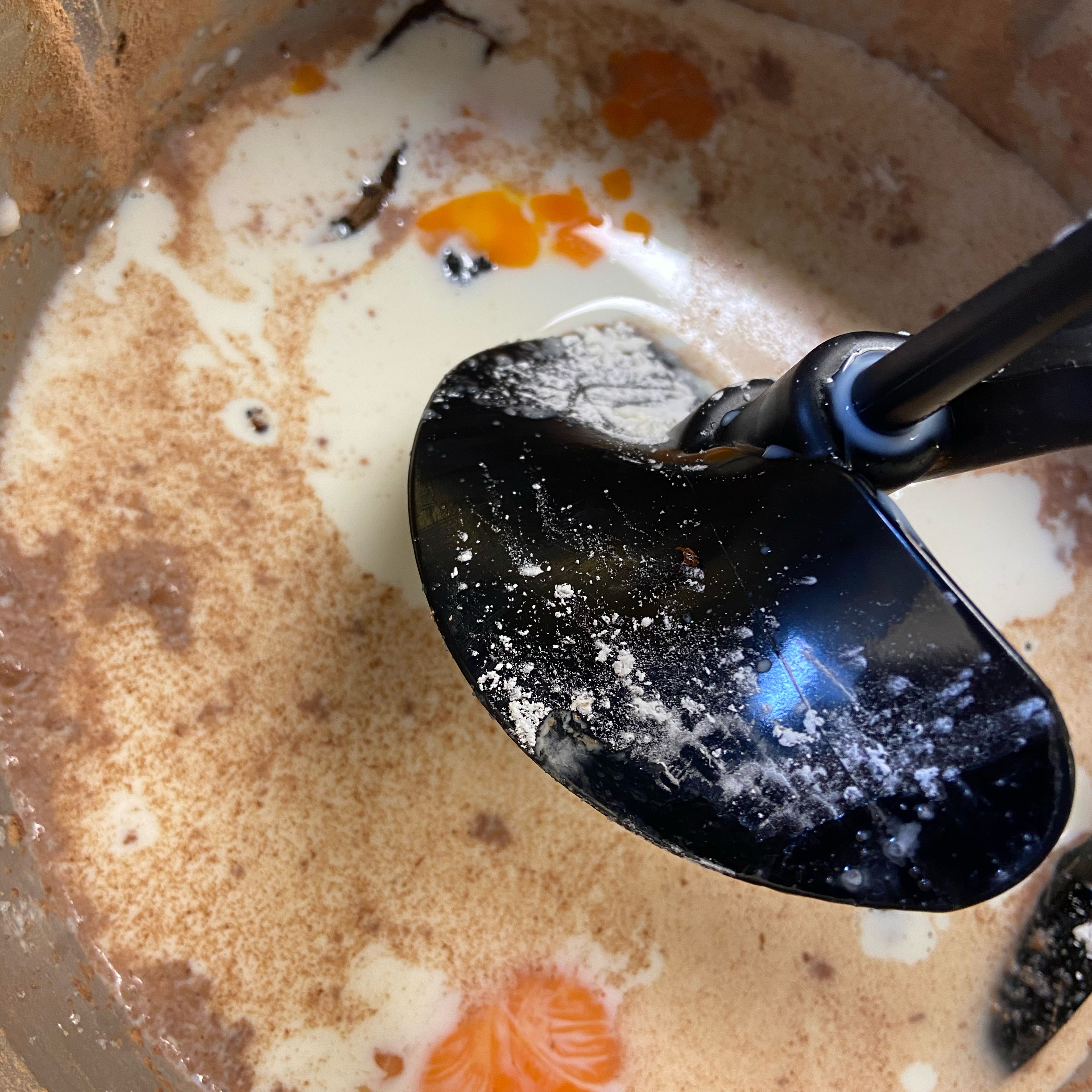 Das Universalmesser entfernen und den 3D-Rührer einsetzten. Die Milch, das Eigelb, den Zucker und das Salz in den Cookit geben. Die Vanilleschote halbieren und das Mark auskratzen. Dieses, und die ausgekratzte Vanilleschote in den Cookit geben. Mit dem 3D-Rührer, für 8 Minuten auf Stufe 5 bei 90 Grad kochen (3D-Rührer | Stufe 5 | 90°C | 8 Min.).