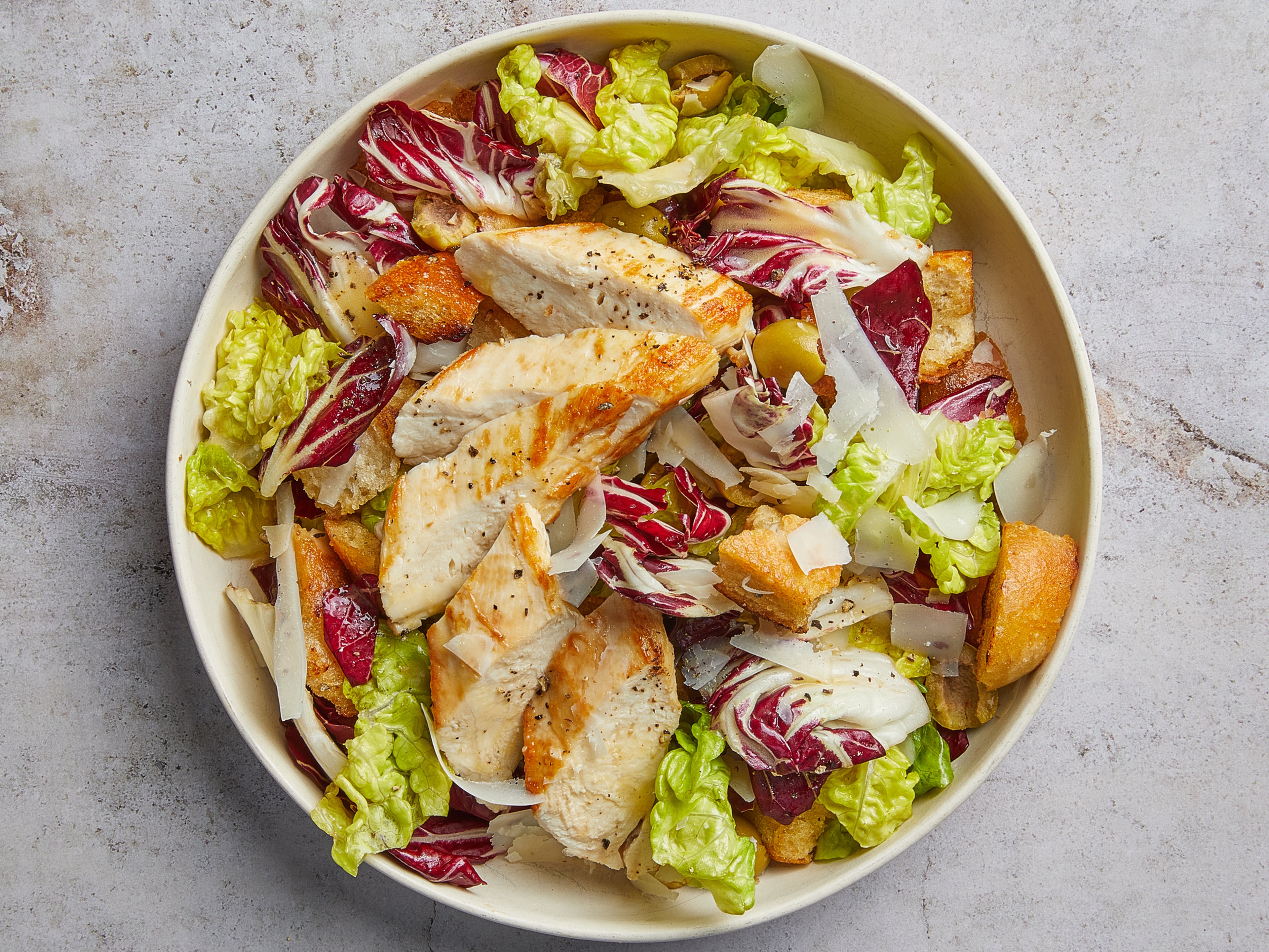 Knuspriger Brotsalat mit Hähnchenfilets