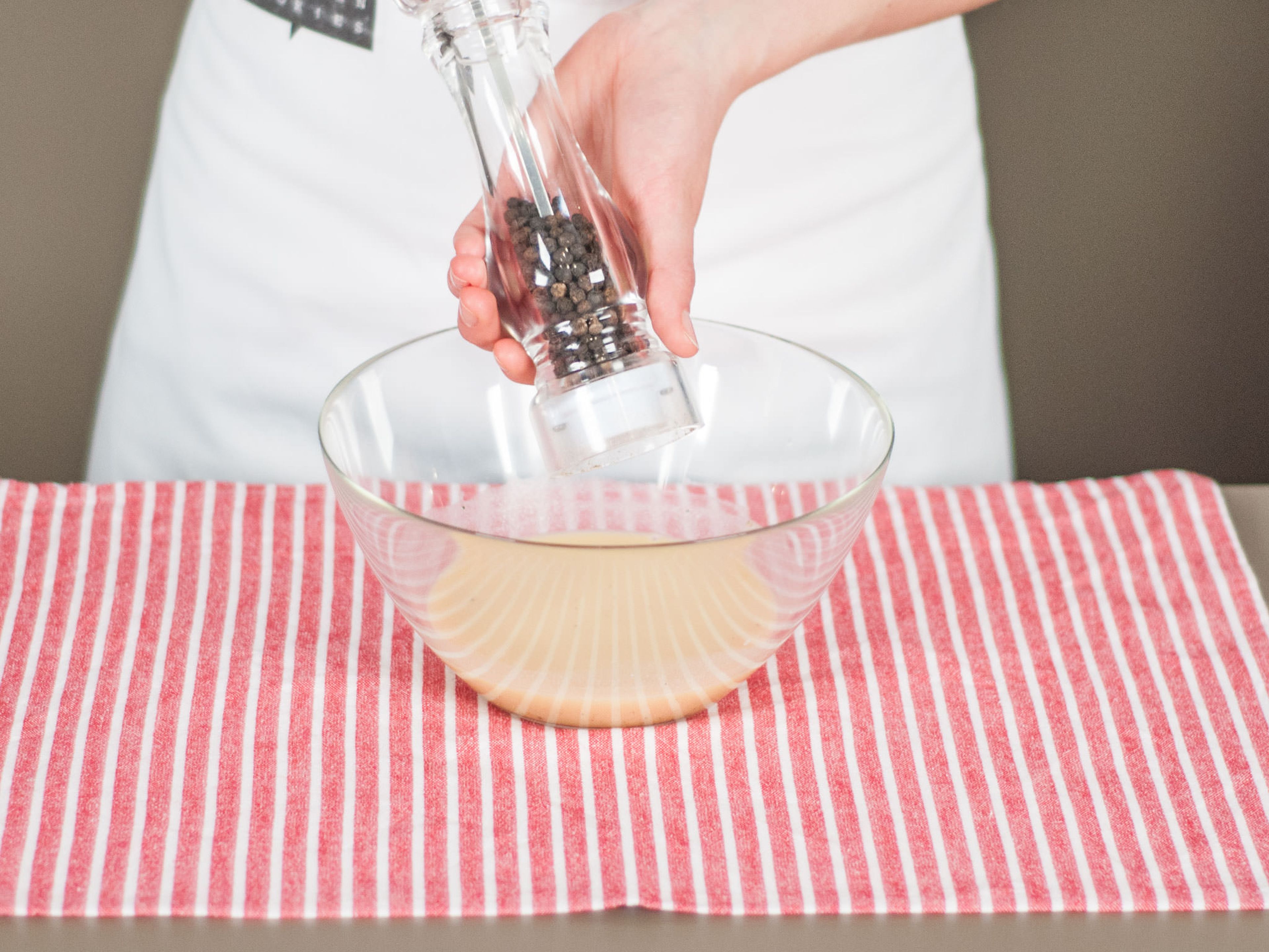 Senf, Brühe, Essig, geschnittener Schnittlauch, Salz und Pfeffer in einer kleinen Schüssel zu einem Dressing vermengen.