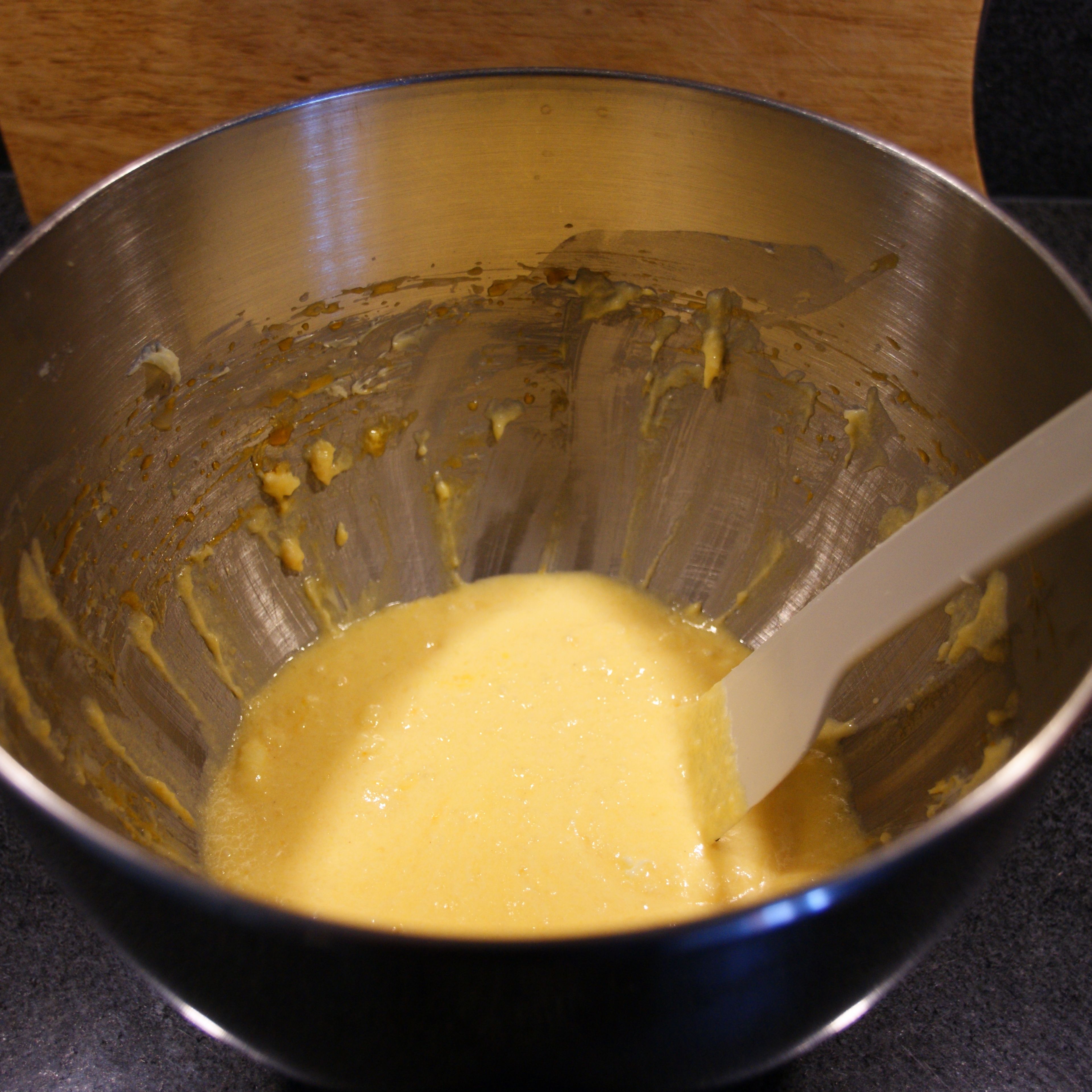 Für den Teig, die Kartoffeln schälen und weich kochen. Währenddessen die Butter schaumig rühren. Danach 3 Eigelb hinzufügen und untermischen. Die Kartoffeln passieren und zusammen mit der Sahne, Muskatnuss und Salz unter die Buttermischung rühren.