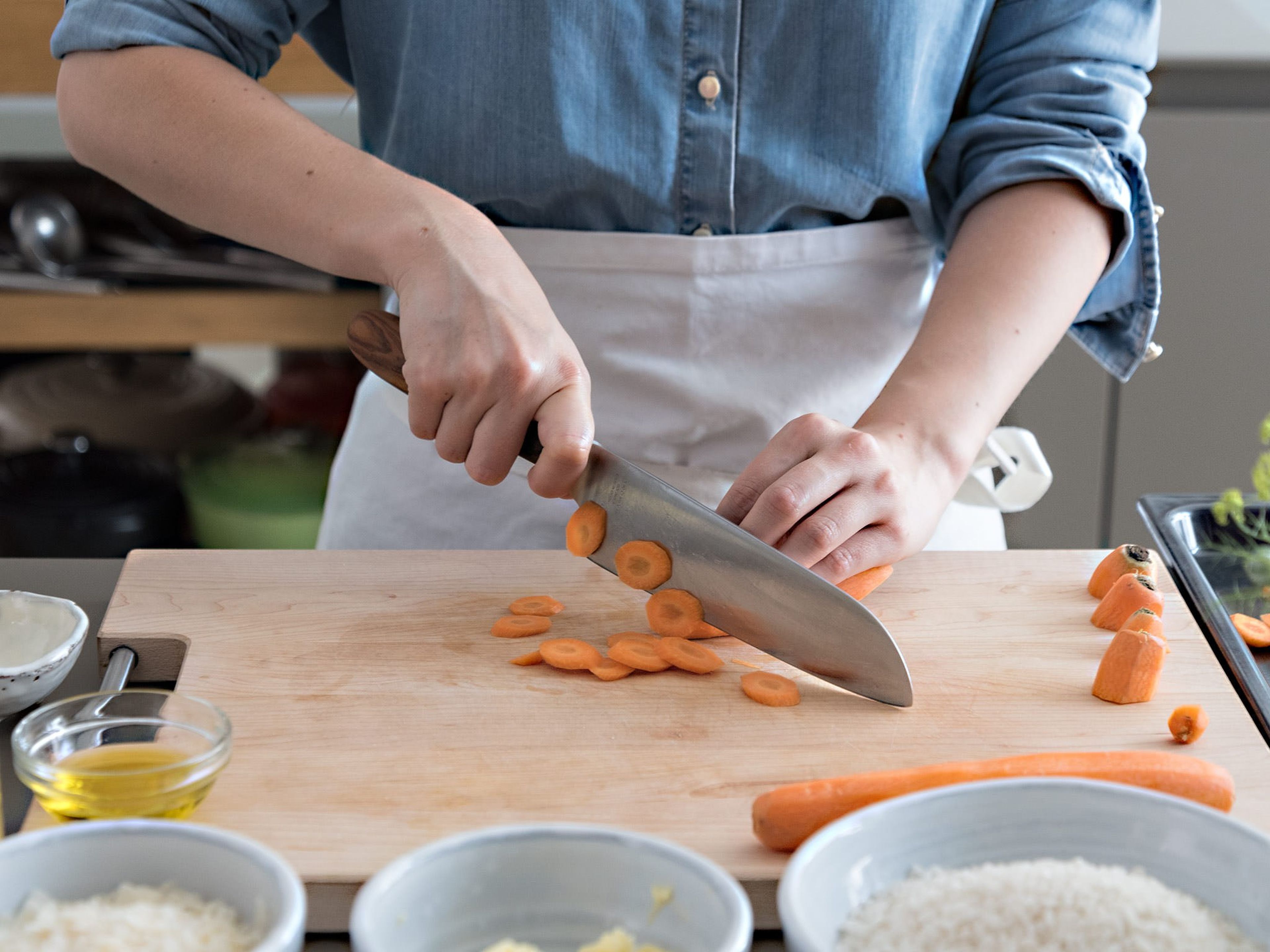 Backofen auf 250°C vorheizen. Karotten schälen und in Scheiben schneiden. Mit Olivenöl, Salz und Pfeffer vermengen und im Backofen ca. 10 Min. rösten.