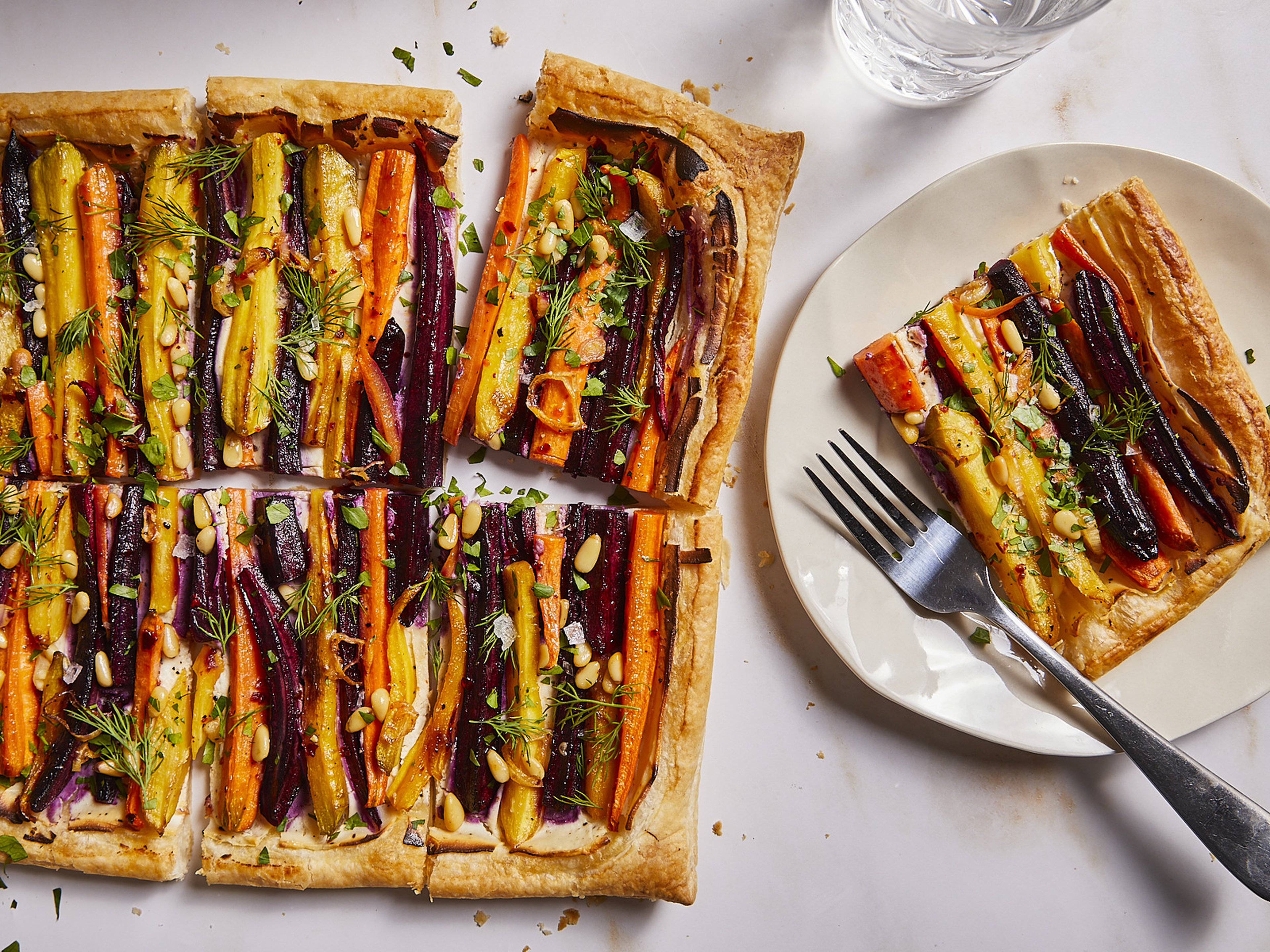 Bunte Karotten-Tarte mit Ricotta und Pinienkernen