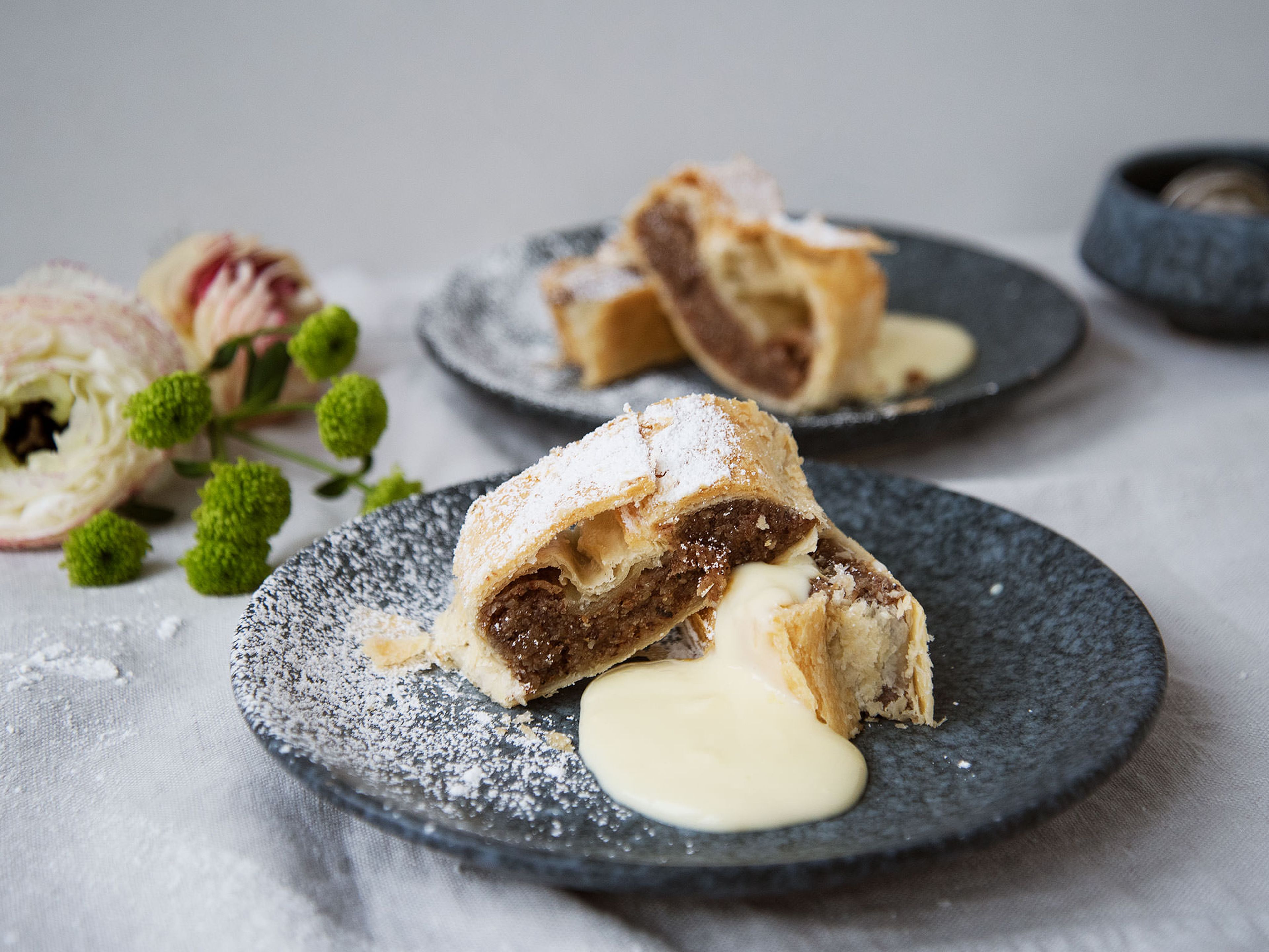 Quick nut strudel with warm vanilla sauce