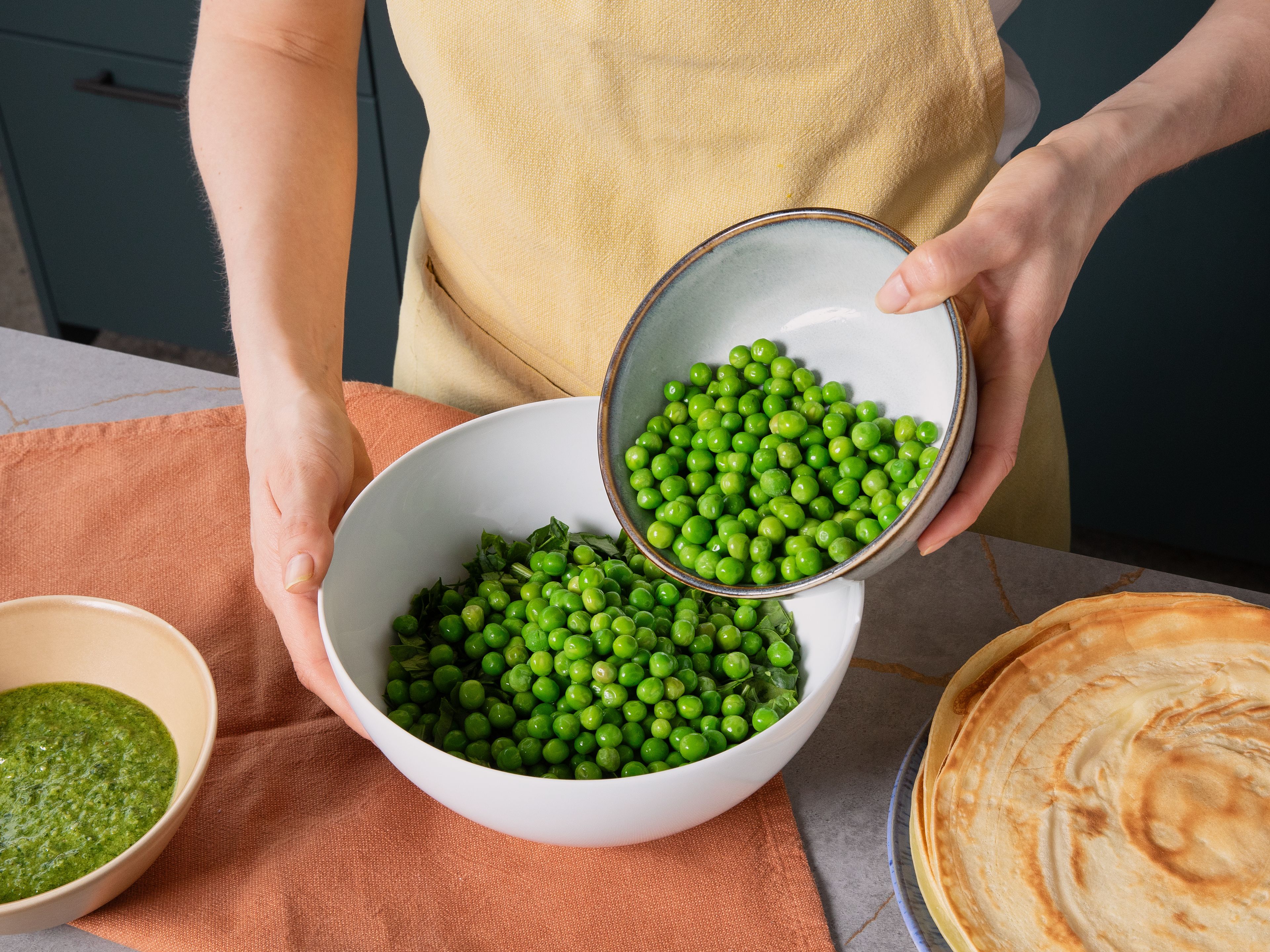 Thaw peas. Roughly chop spinach. Mix both into the pesto and season well again.