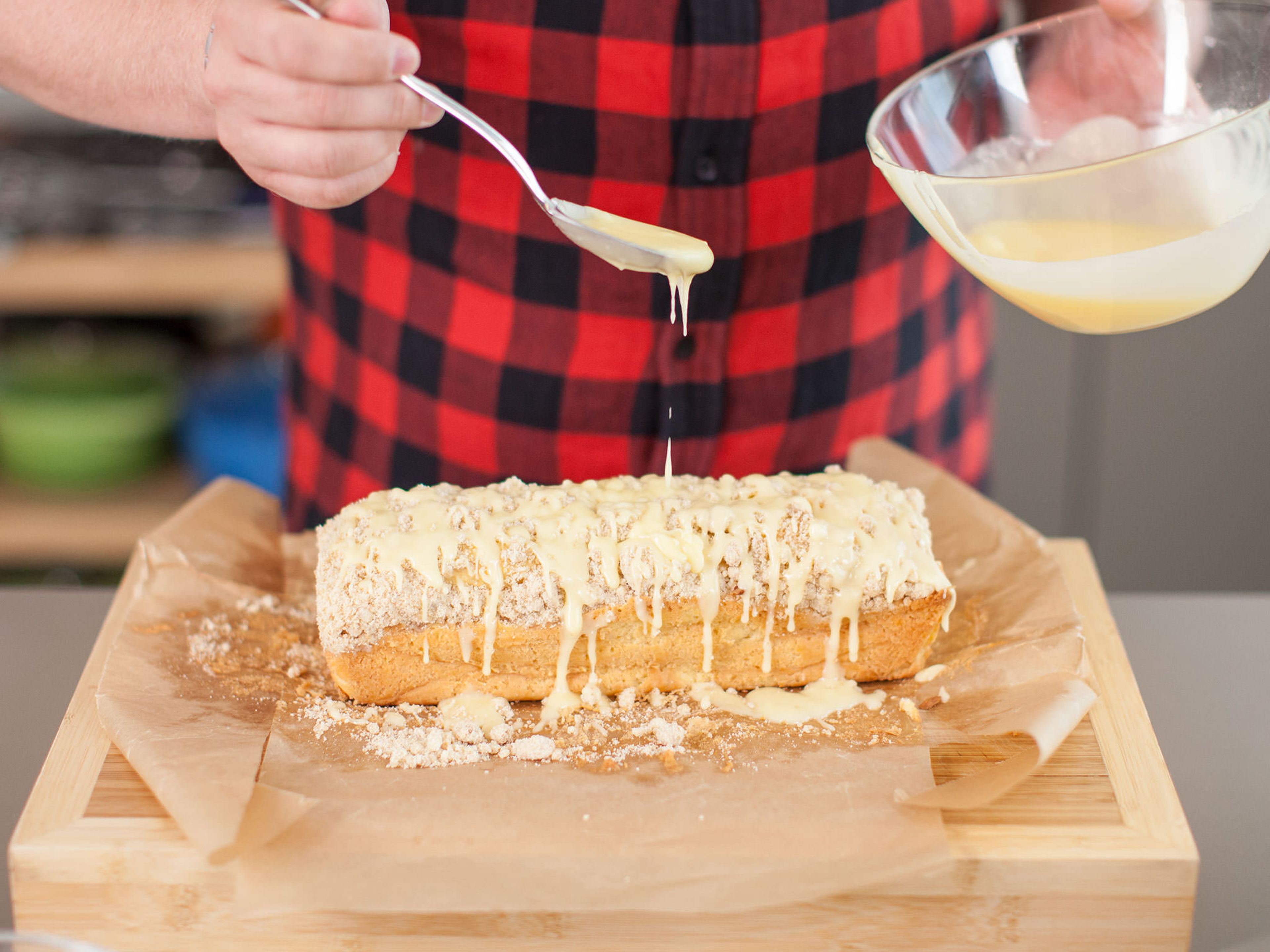 Kuchen aus dem Backofen nehmen und auf einem Kuchengitter abkühlen lassen. In der Zwischenzeit die restliche Butter schmelzen und für die Glasur mit dem Rest Eierlikör, Rum und Puderzucker vermischen. Glasur über den Kuchen geben.