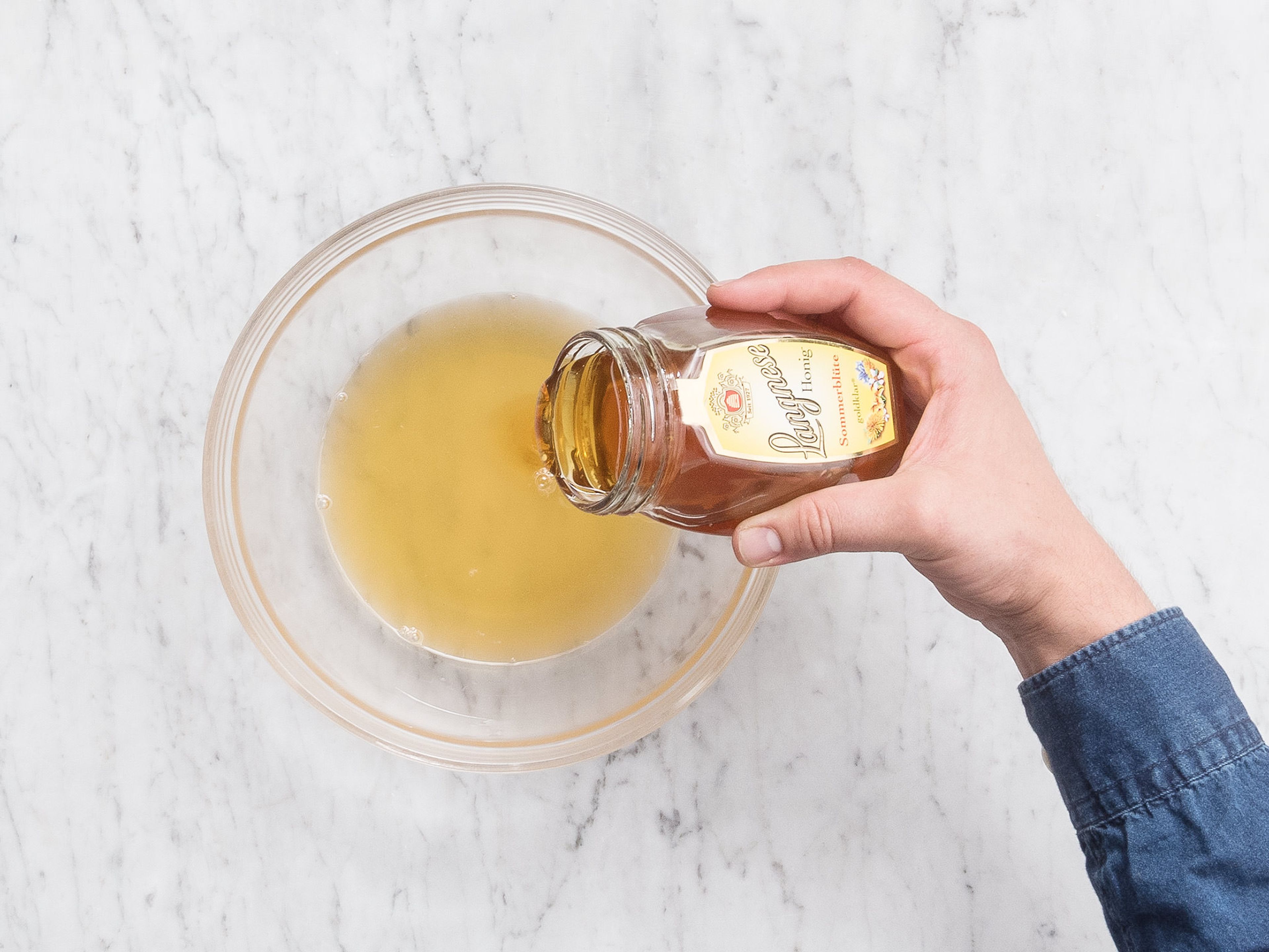 Honig, Zitronensaft, weißen Balsamicoessig und Wasser in einer Schüssel vermengen und beiseitestellen.