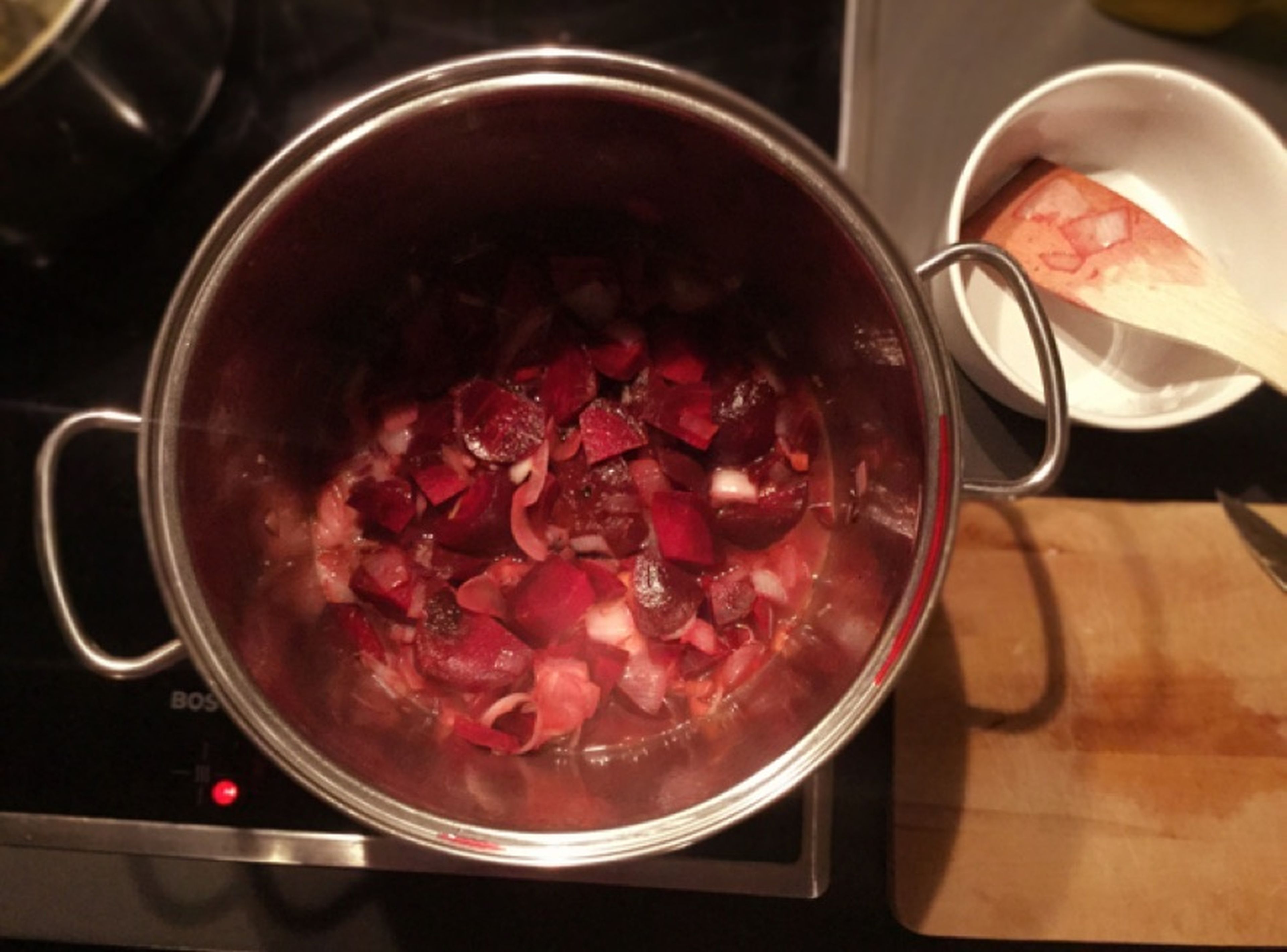 In einem großem Topf Öl erhitzen und die Zwiebeln, Ingwer und Chilipulver anschwitzen. Sobald die Zwiebeln glasig werden, die Rote Bete dazu geben, etwas anbraten, mit Weißwein ablöschen und etwas kochen lassen.