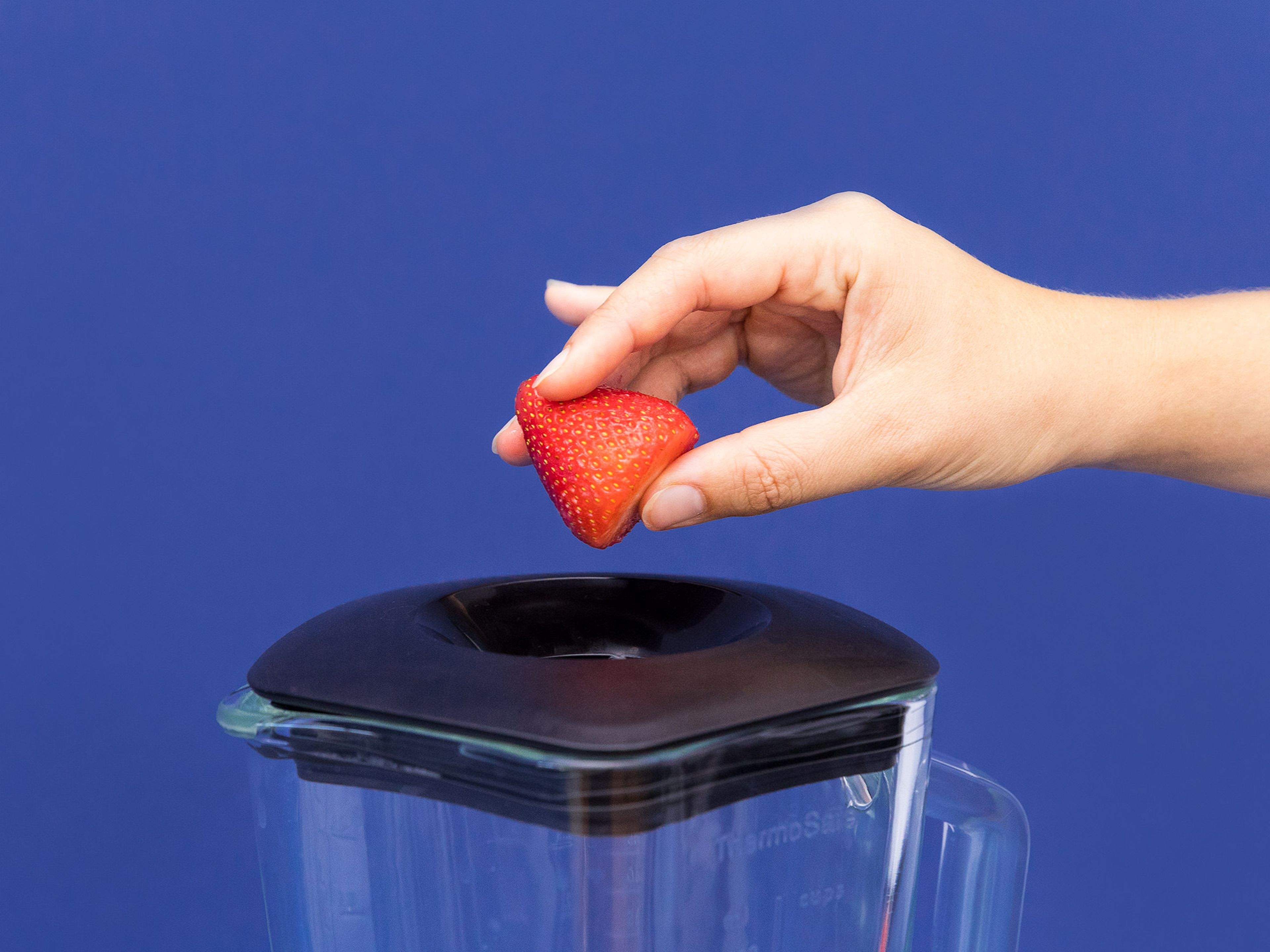 Erdbeeren waschen und entstielen. Den Großteil der Erdbeeren in einem Standmixer pürieren.