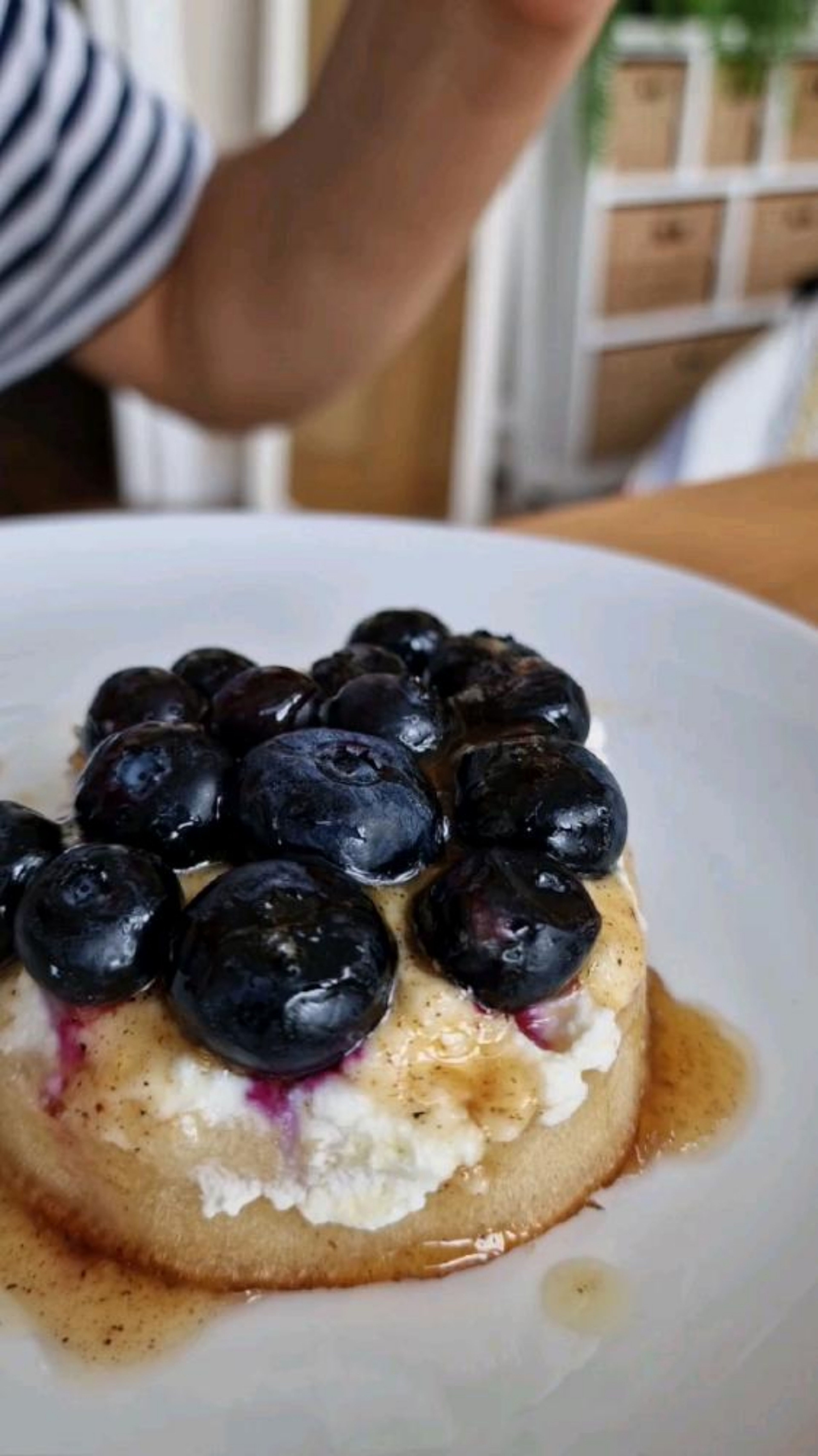 Spread the ricotta on a warm crumpet. Add the blueberries (or other fruits). Pour the honey butter and enjoy immediately.