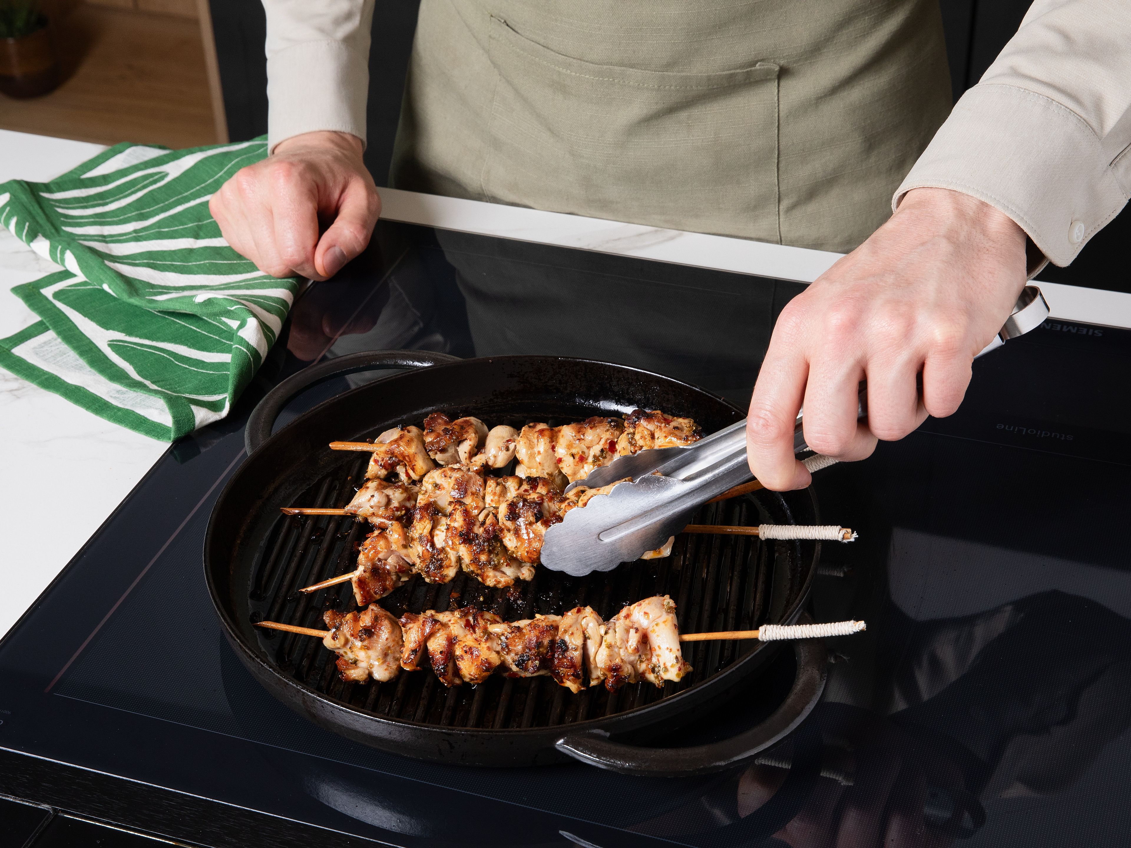 Den Grill auf mittlere bis hohe Hitze vorheizen. Die Spieße von allen Seiten grillen, bis das Hähnchen goldbraun und durchgegart ist (ca. 12–15 Minuten). Alternativ können die Spieße in einer Grillpfanne oder im Backofen bei 200 °C für etwa 20 Minuten gegart werden.