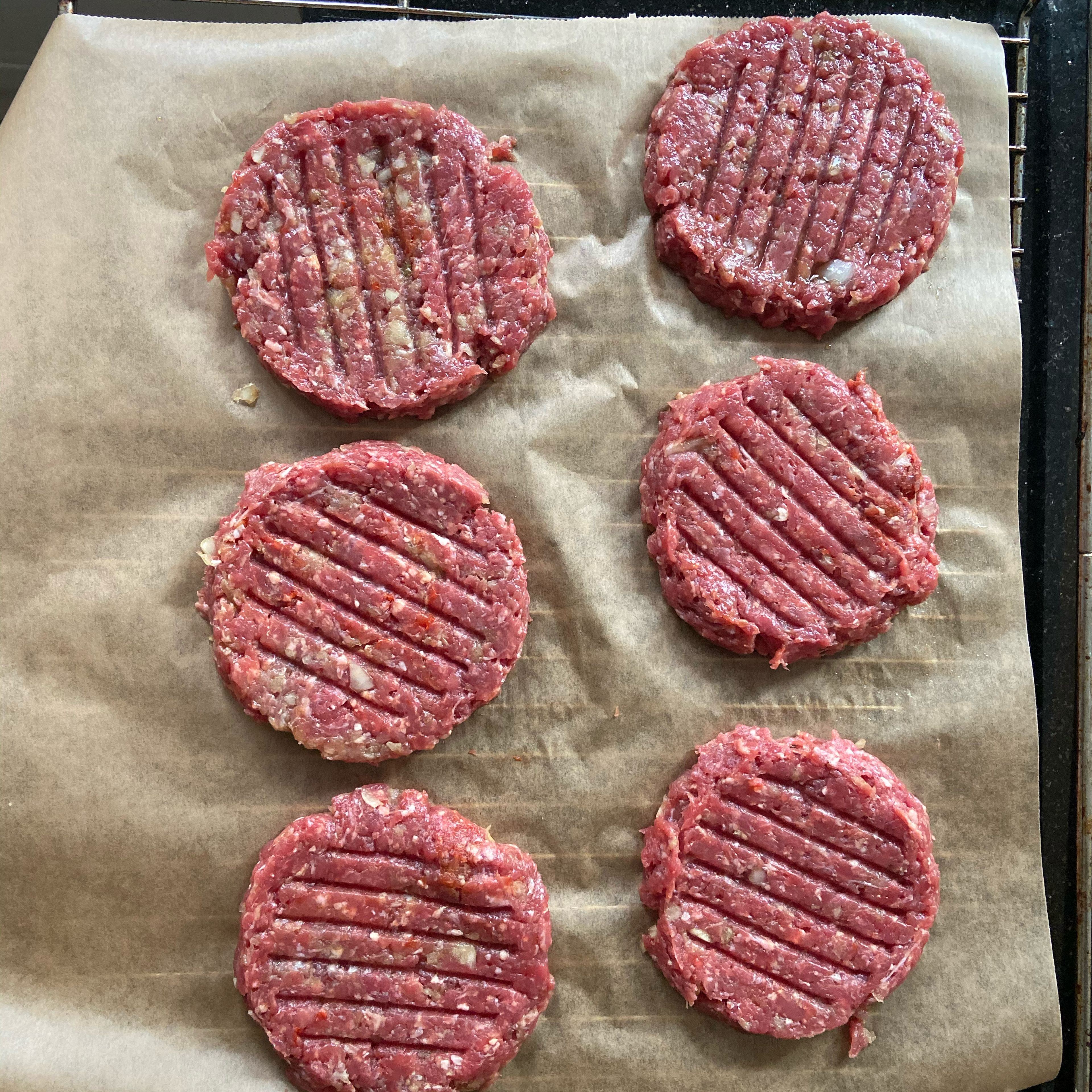 Die fertig geformten Fleischstücke auf ein mit Packpapier belegtes Backblech geben und bei 180 Grad Umluft, ca. 30 Minuten backen lassen.