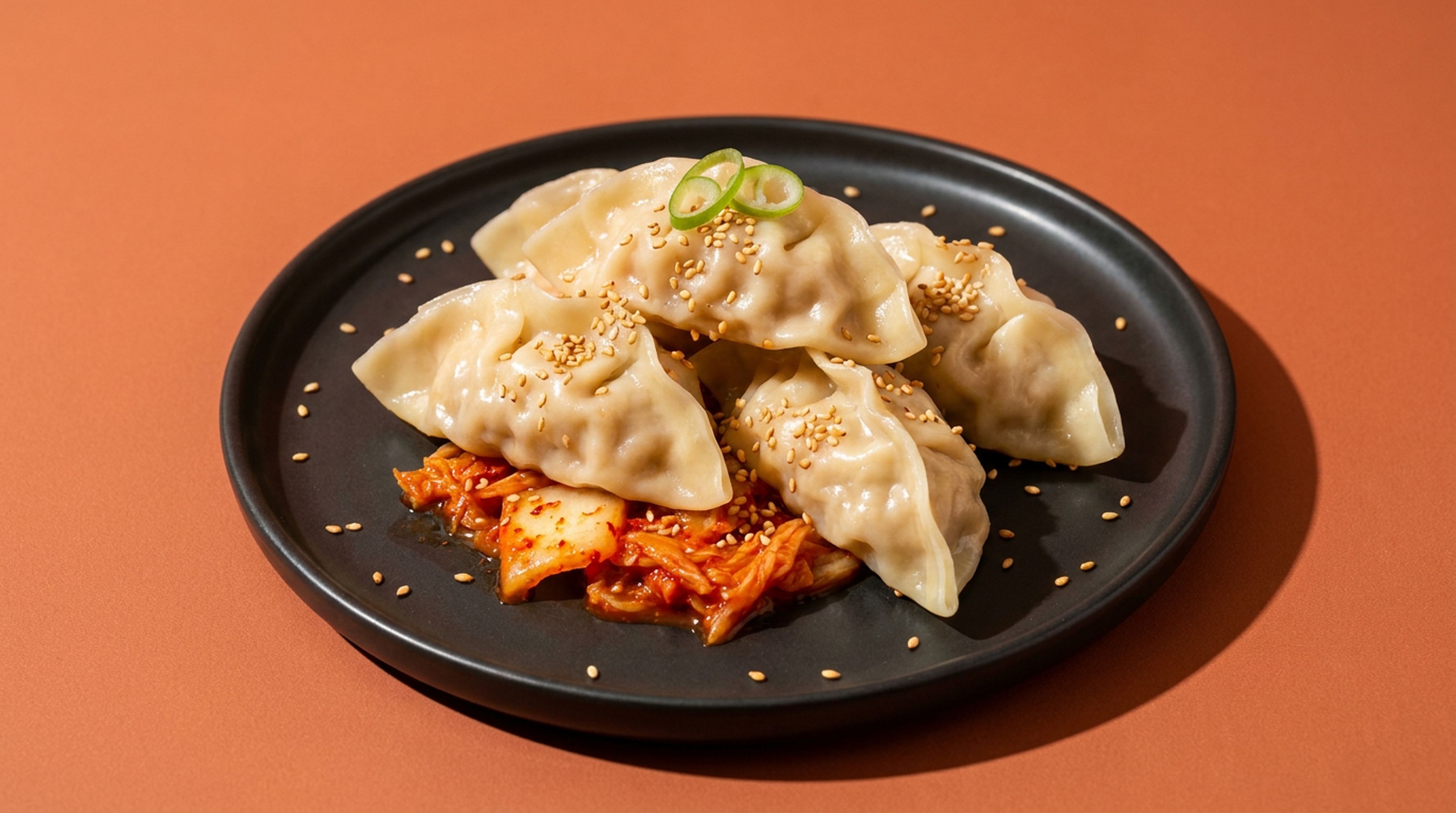 Pikante Teigtaschen mit einer veganen Füllung aus Kimchi und Tofu