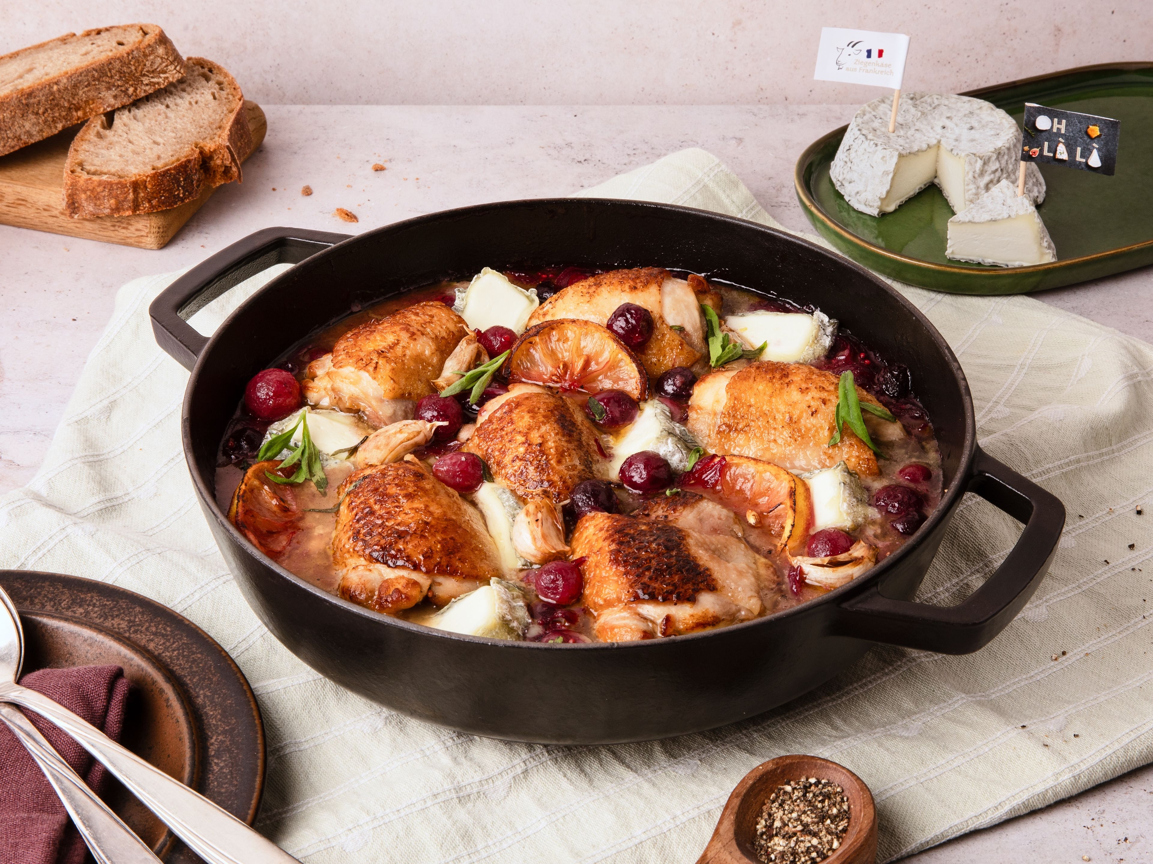 Glasiertes Hähnchen mit Weintrauben und Ziegenkäse aus Frankreich