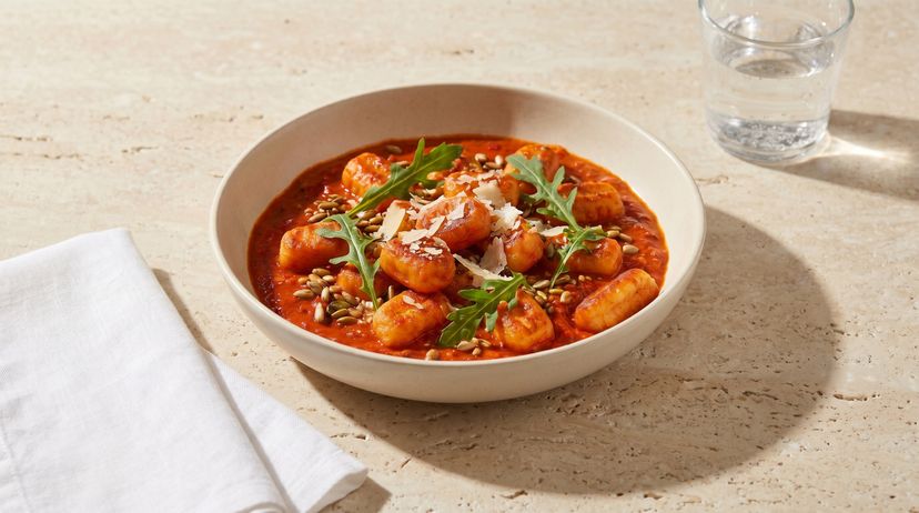 Diese Gnocchi in cremiger Ajvar-Frischkäse-Soße retten deinen Feierabend
