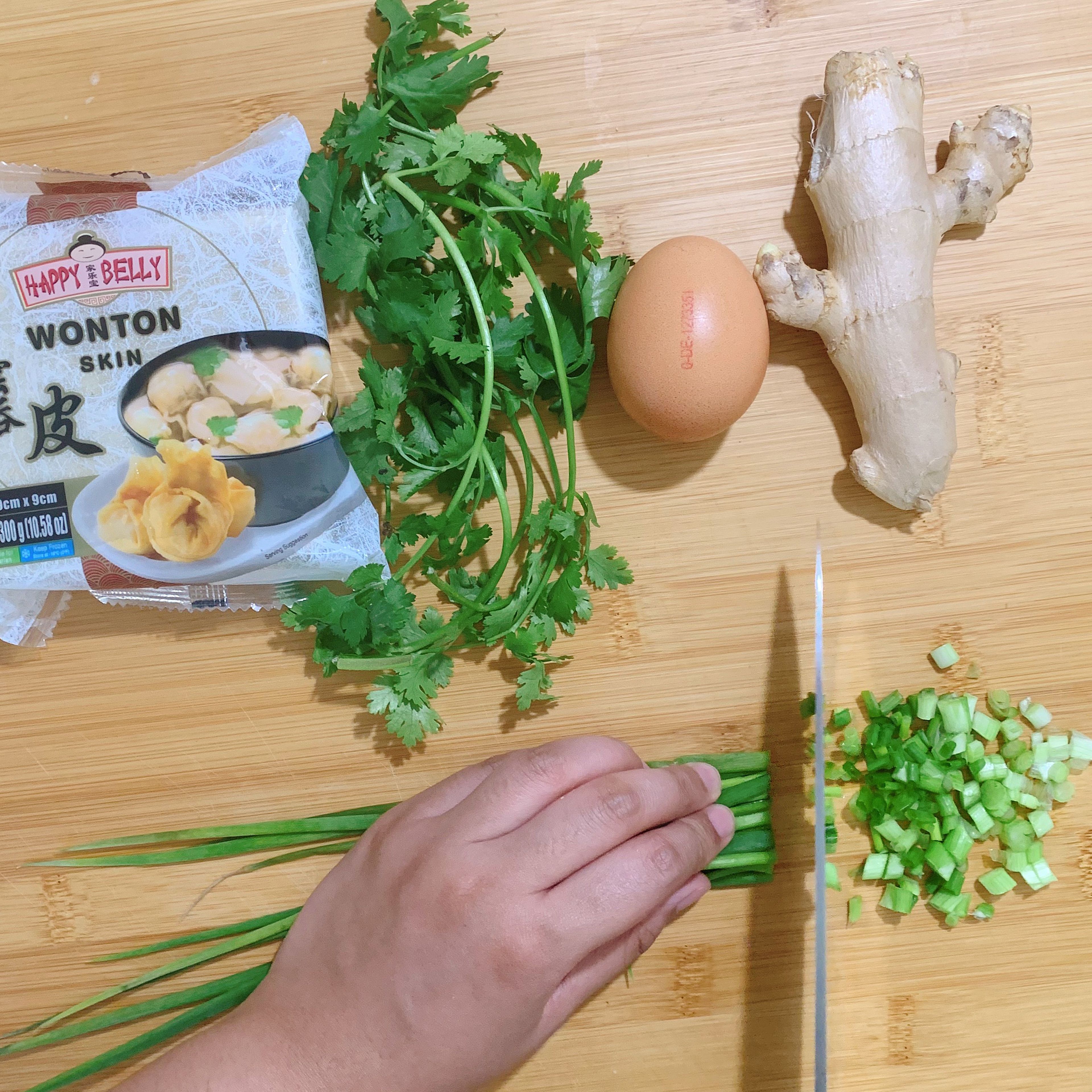 Cut scallion into fine rings. Mince ginger. Let frozen wonton wrapper set in room temperature.