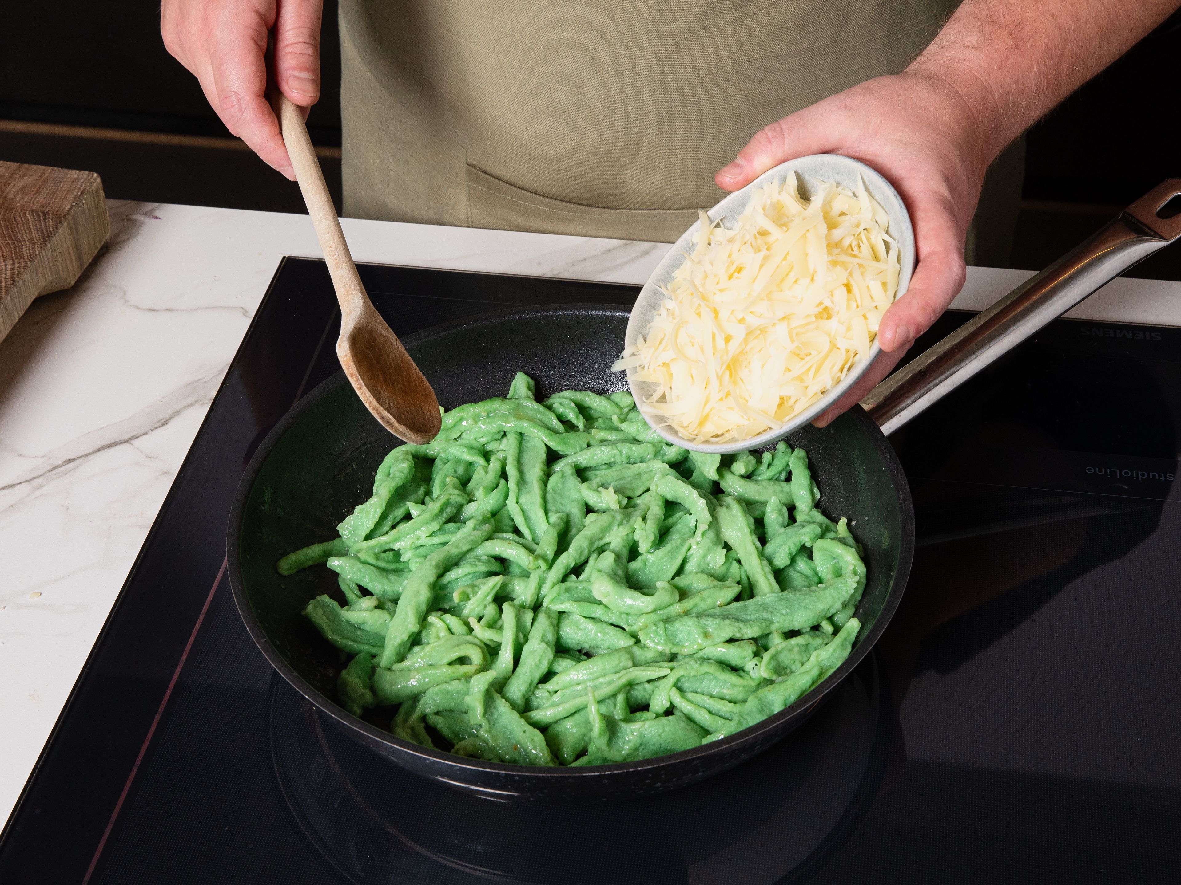Grate the mountain cheese. In a pan, heat the remaining butter. Add the spätzle and toss them to coat. Sprinkle in the grated cheese and stir until it has completely melted. Season to taste with salt and pepper, then serve the dish topped with the caramelized balsamic onions.