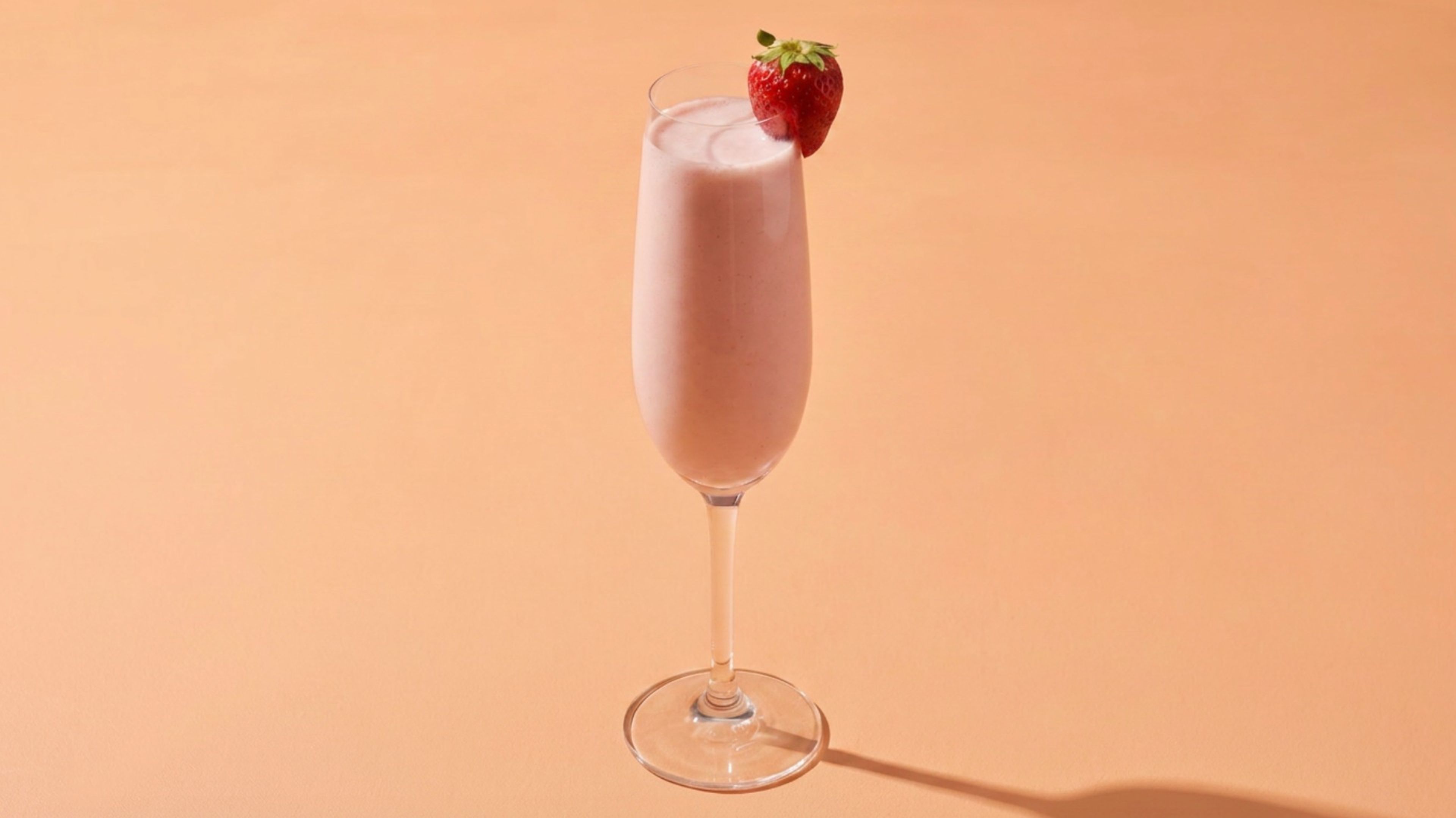 Fruchtiger Brunch-Cocktail im Glas: Erdbeer-Sahne-Mimosa