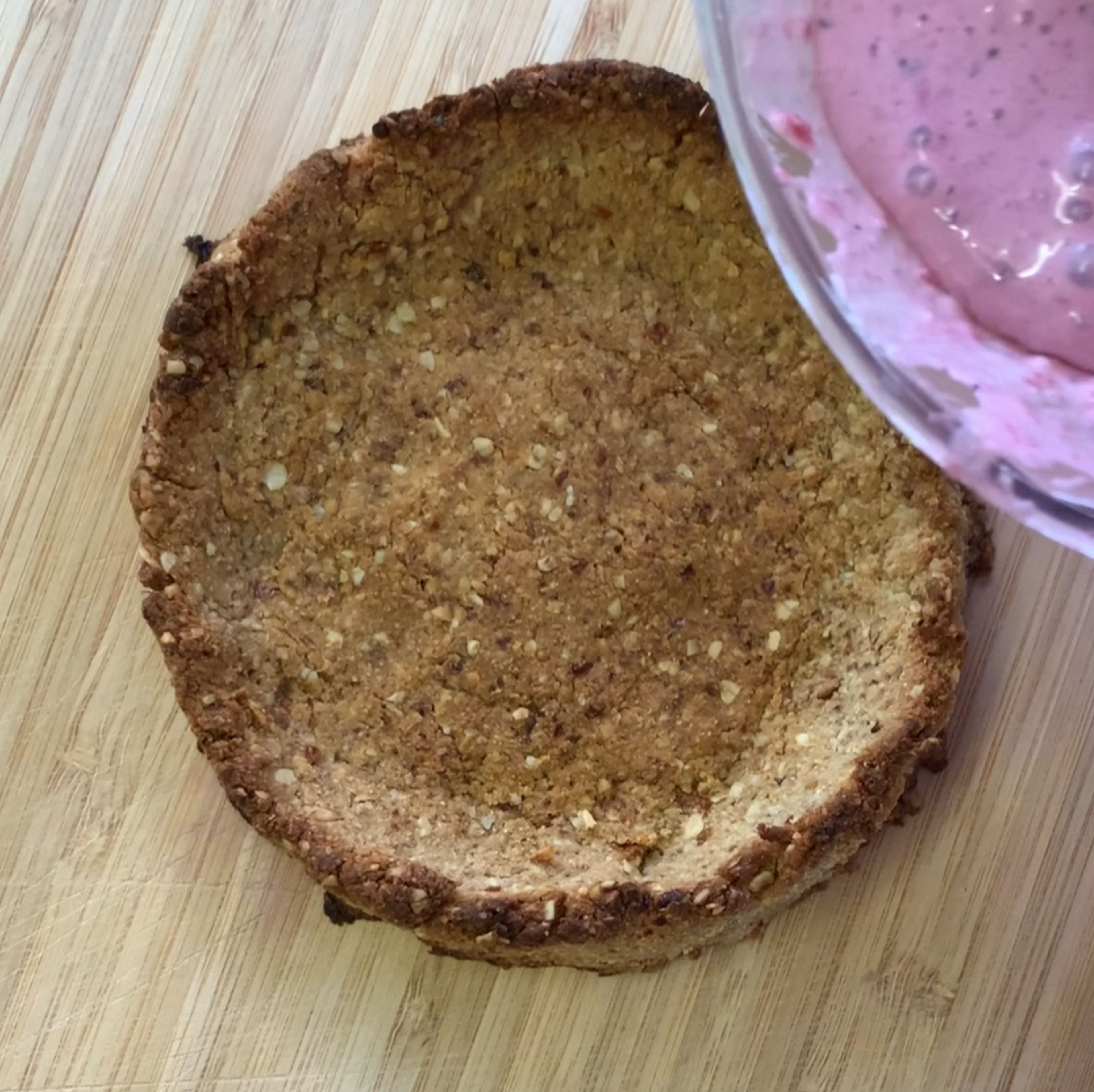 Mix the greek yoghurt with the red beet and the blueberries in a food processor or blender until smooth. Pour this yoghurt mixture into the baked tarts.