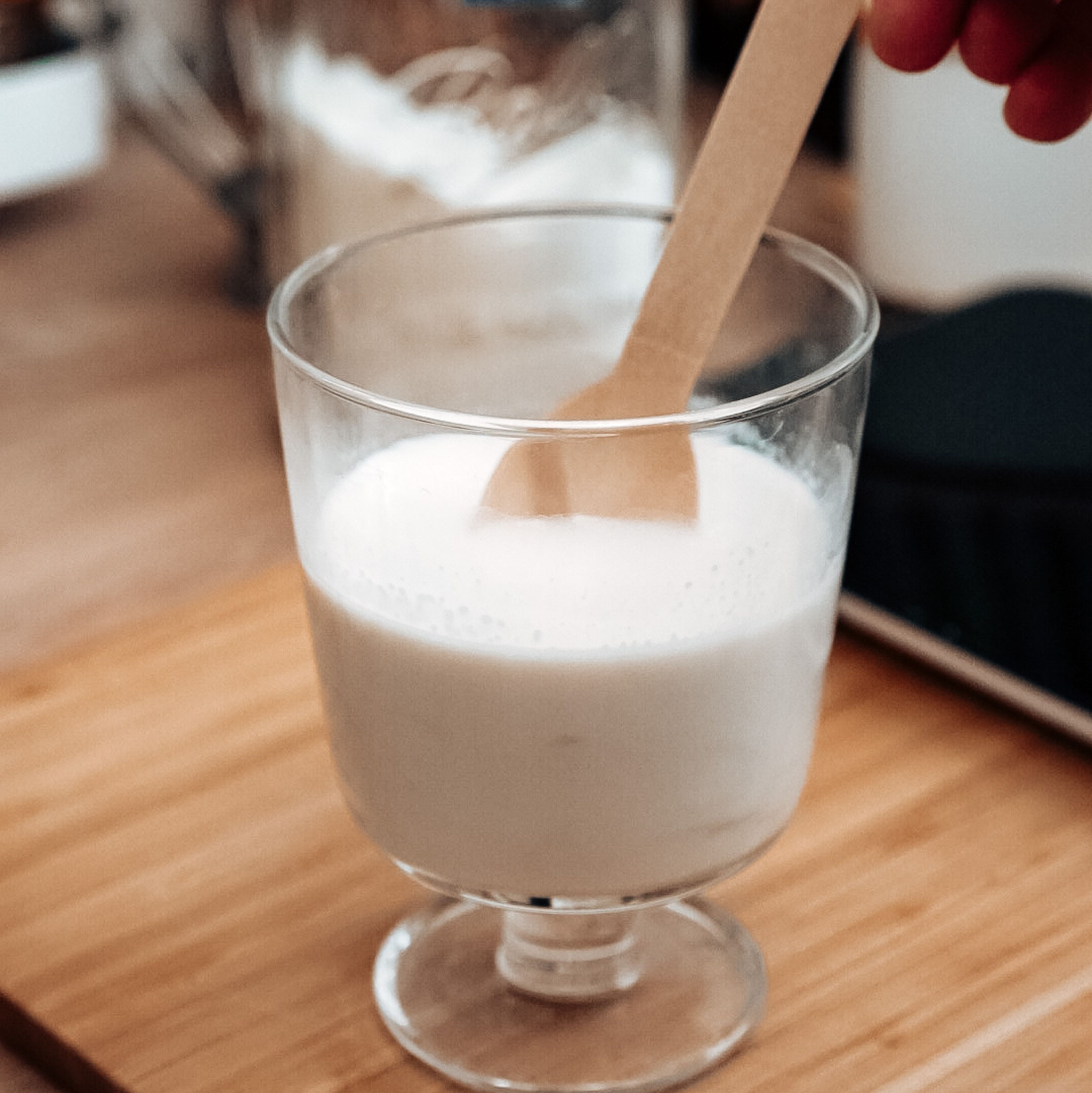 Lauwarme Milch mit der Frischefe in einem Glas verrühren und 10 Minuten stehen lassen.