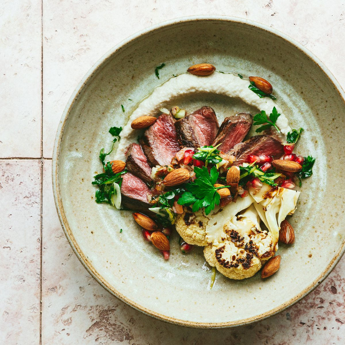 Hirschmedaillons mit Blumenkohlsteaks und Kapern | Rezept | Kitchen Stories