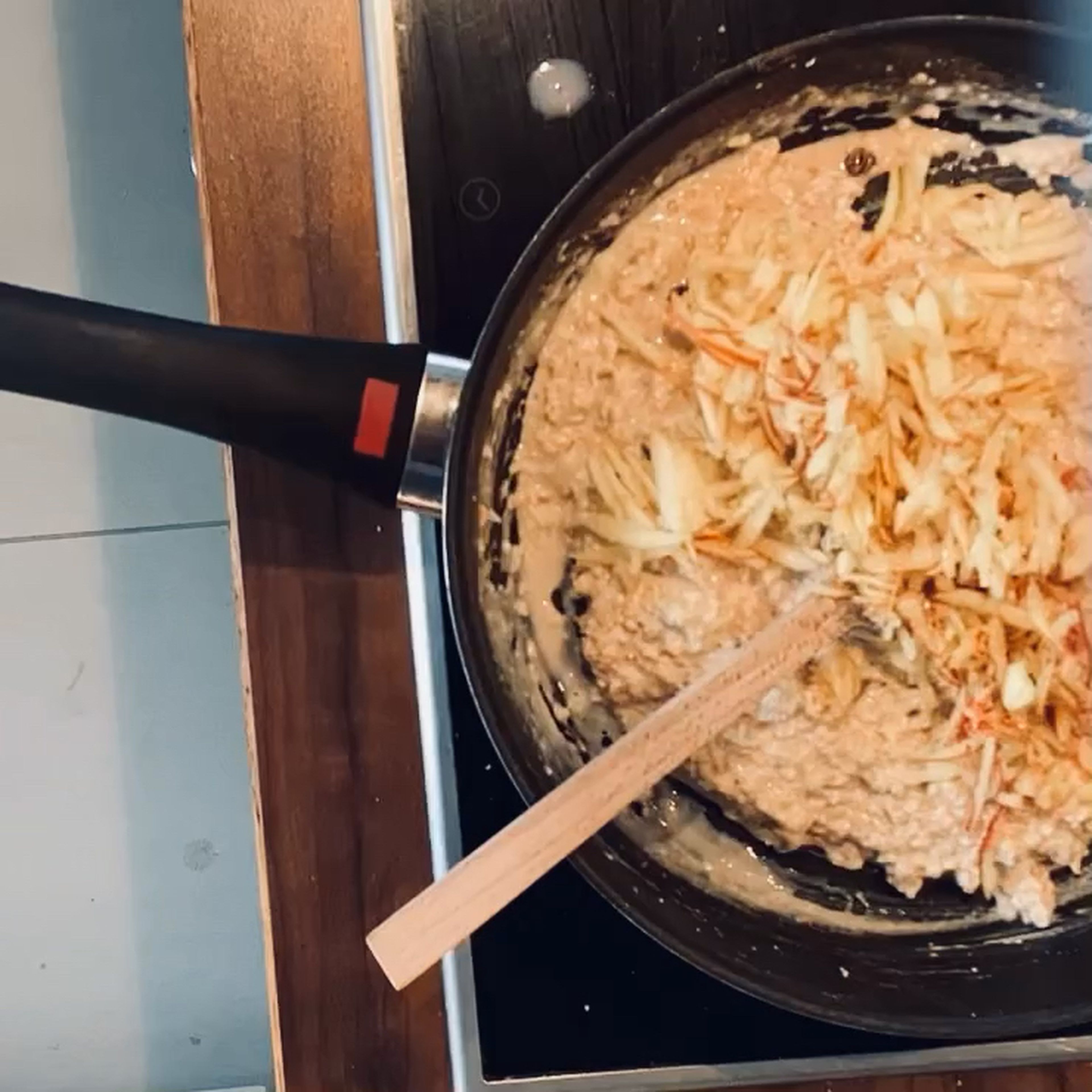 In der Zwischenzeit den anderen Apfel fein reiben und unter das Porridge unterrühren und eine weitere Minute kochen. Falls es zu dickflüssig wird, einfach noch ein Schluck Mandelmilch hinzufügen.