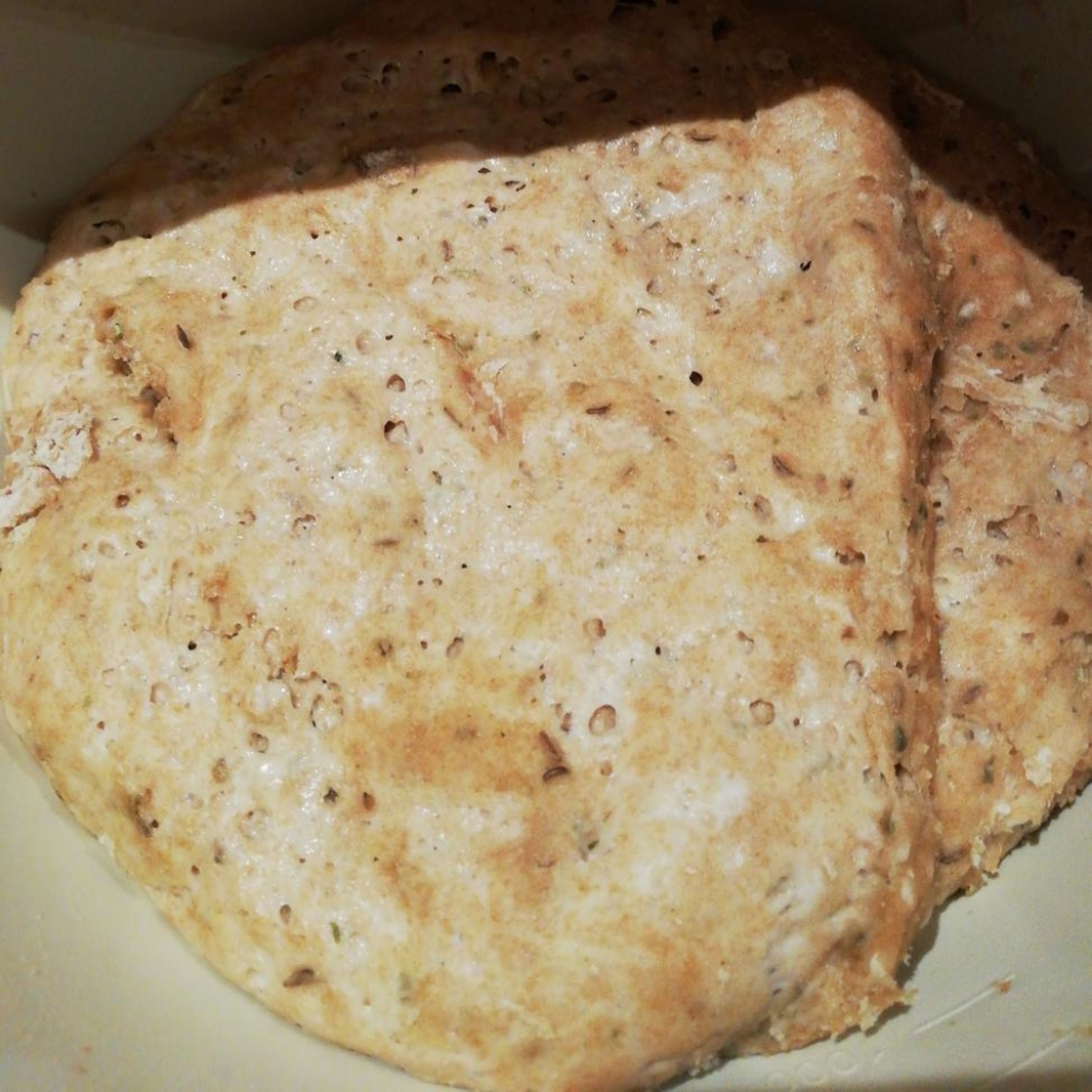 Teig herstellen: Frische Hefe im lauwarmen Wasser auflösen. Prise Zucker dazu. 15min. warten, dann die restliche Zutaten hinzu. Gewürze nach Belieben. Den Teig mit einem feuchten Tuch bedecken und über Nacht gehen lassen.