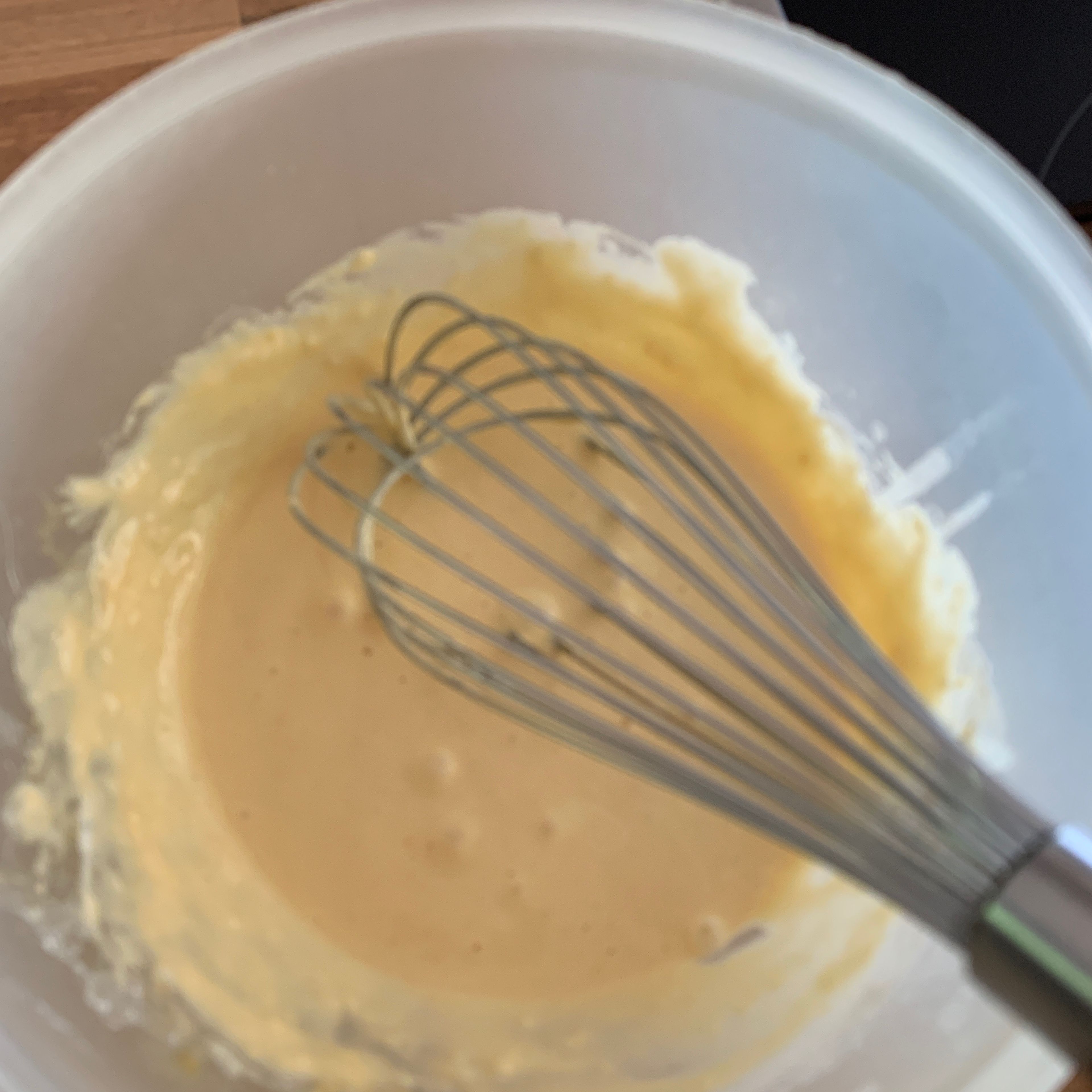 Eier, Mehl und 1/2 Crème fraîche gut vermischen und ca. 10 Minuten quellen lassen.