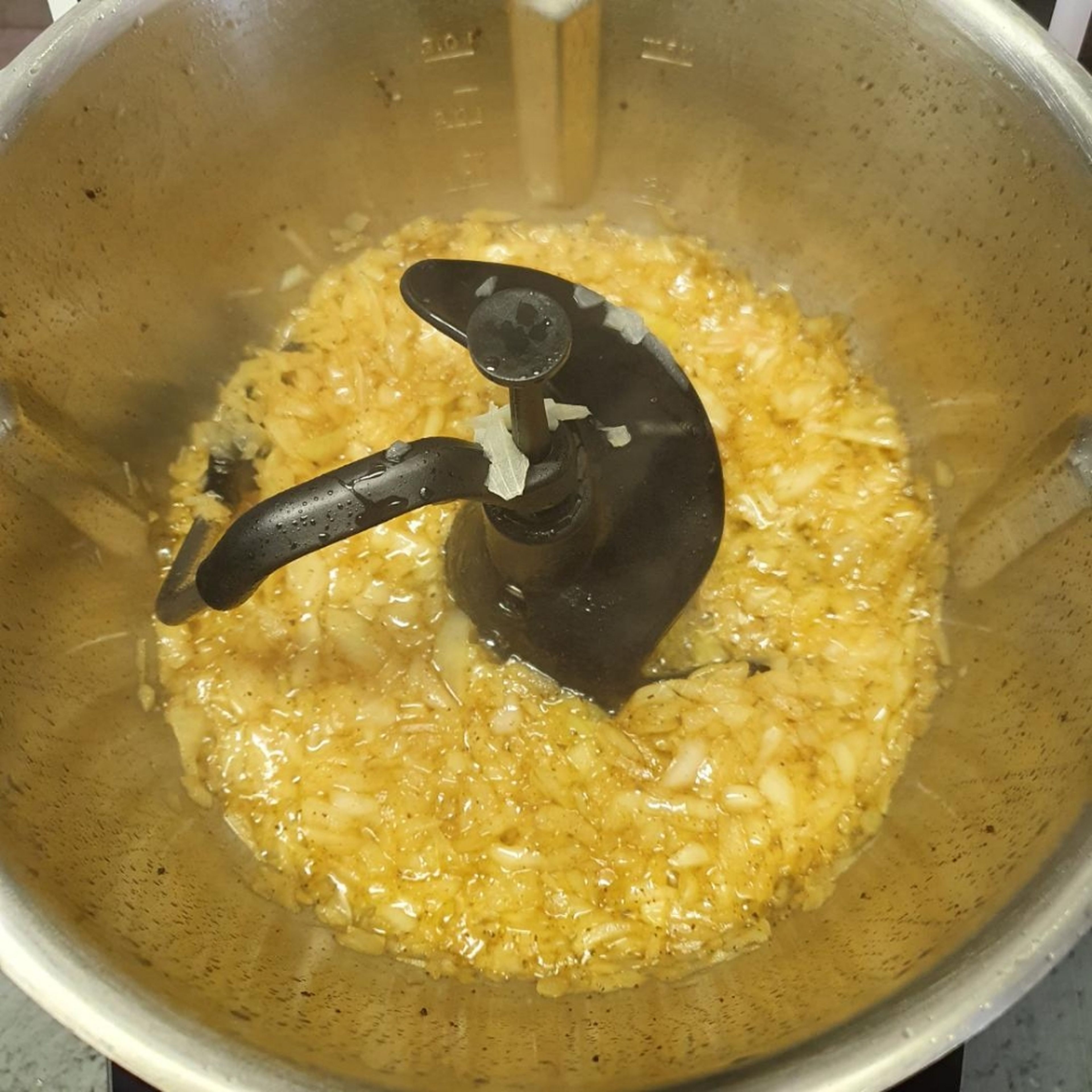 Die beiseite gestellten Zwiebeln zur Butter geben, Temperatur reduzieren und die Zwiebeln glasig werden lassen (3D-Rührer | Stufe 5 | 130°C | 3 Min.).