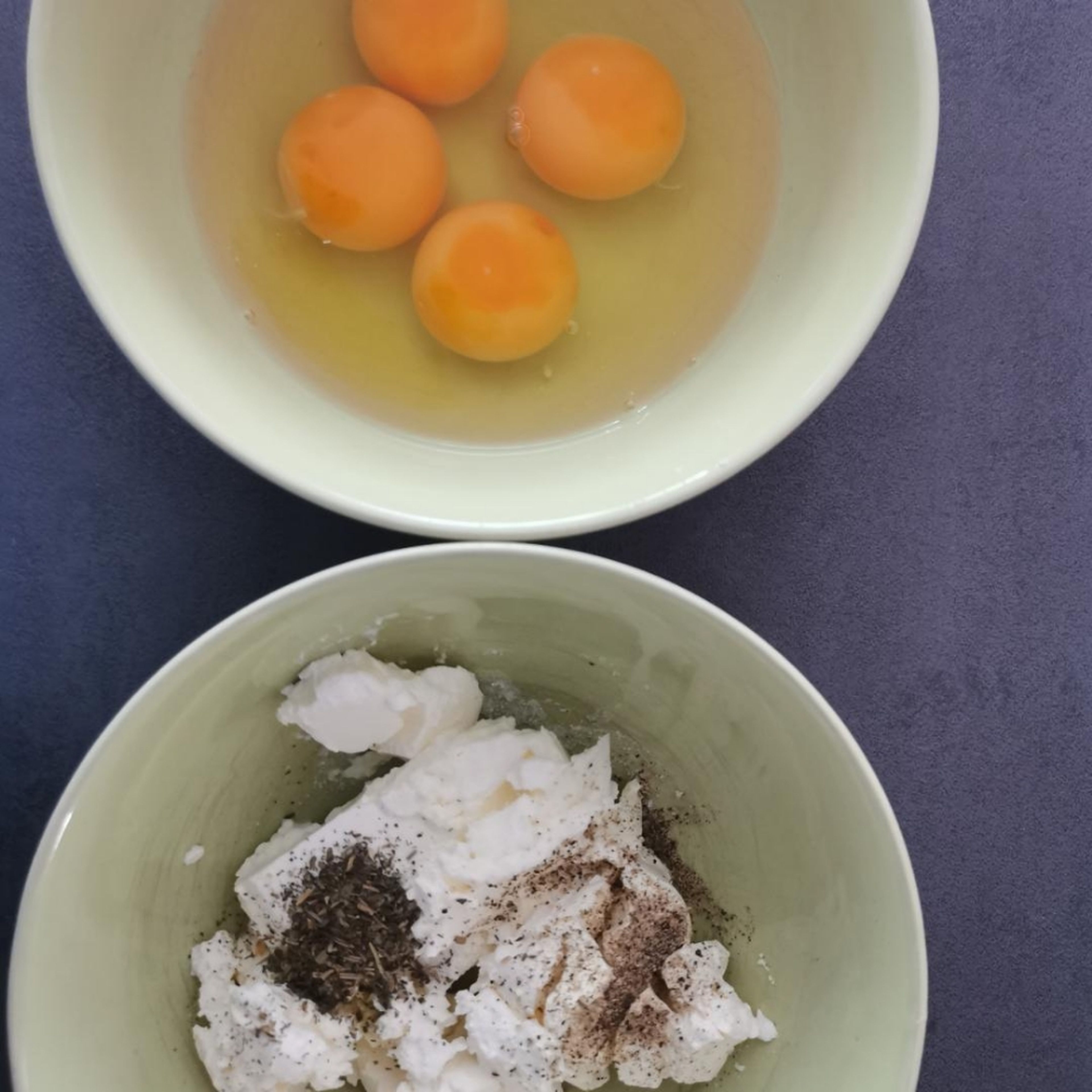Eier, Frischkäse, Kräuter der Provence, 1/2 TL Salz und Pfeffer verrühren. Knoblauch/Basilikum/Parmesanmischung unterrühren.