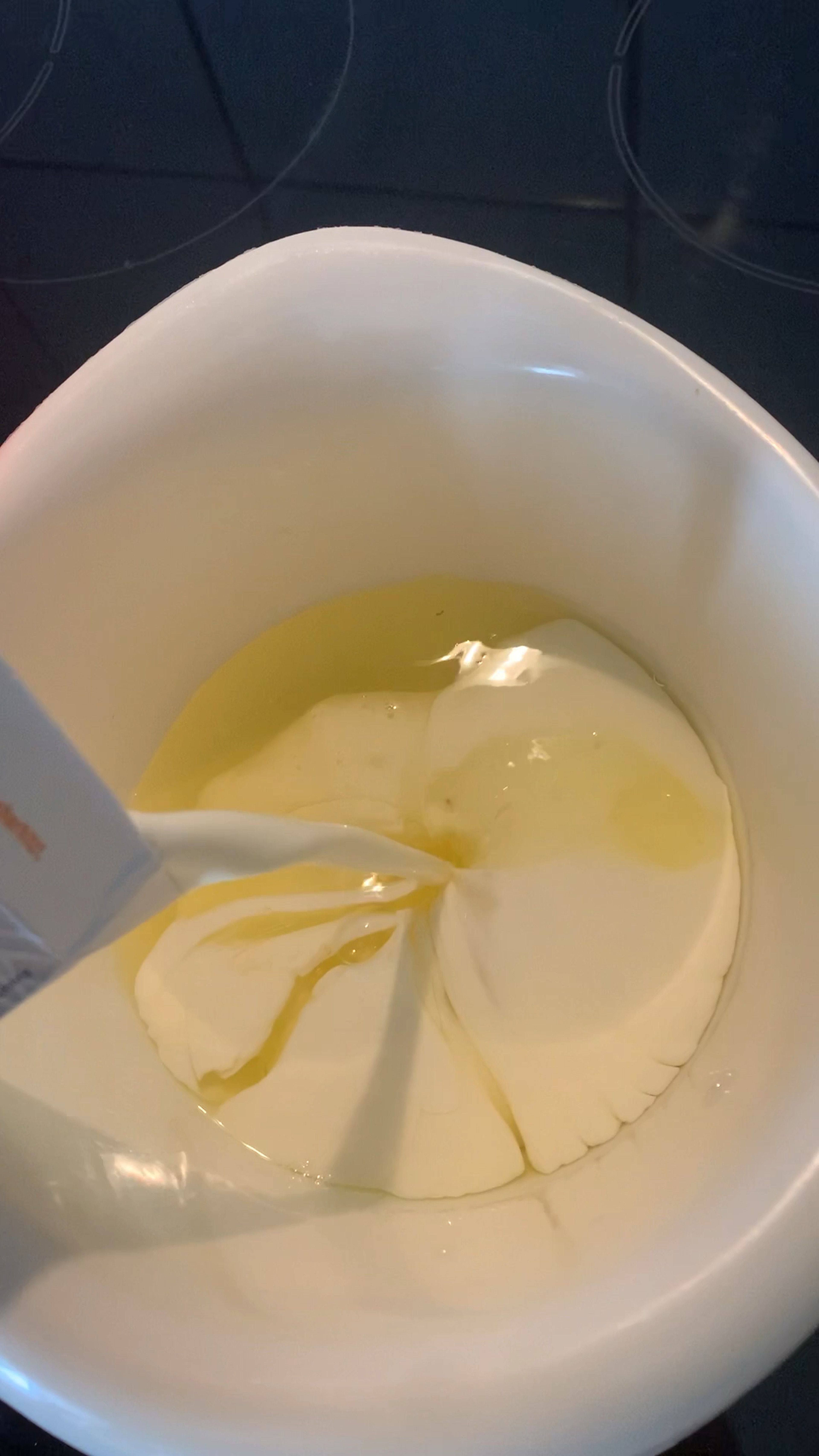 Die Sahne zum Eiweiß geben