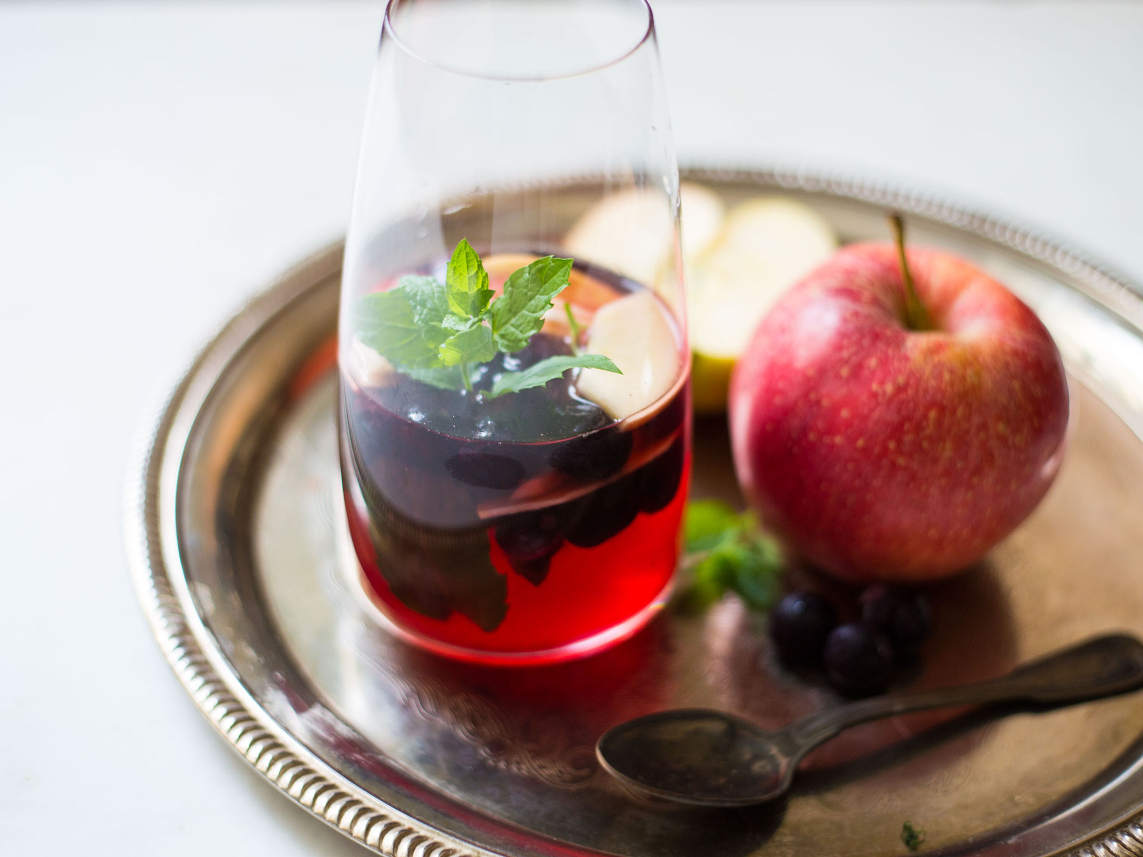 Spritzige Limonade mit Blaubeeren und Apfel