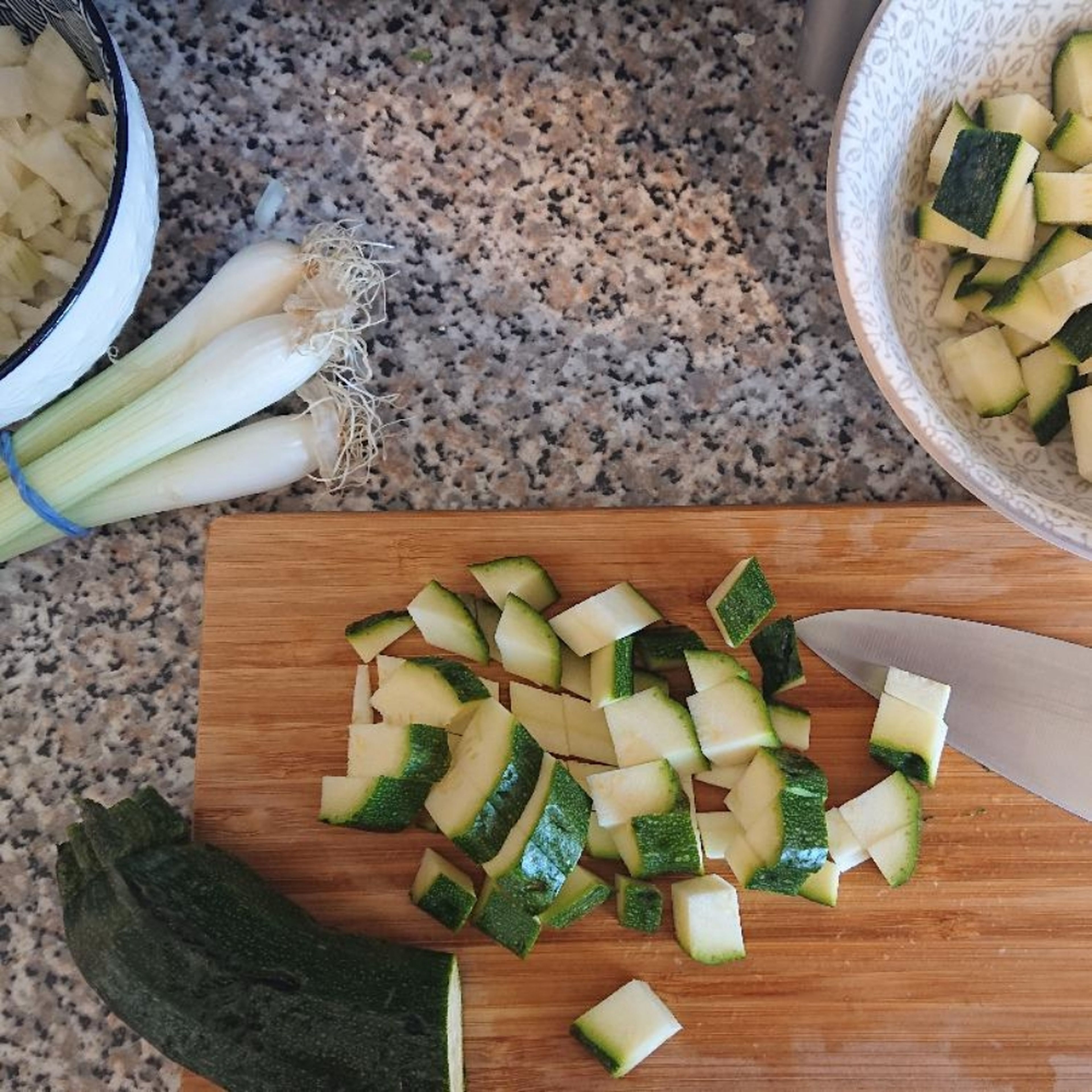 Zucchini waschen und in Würfel schneiden