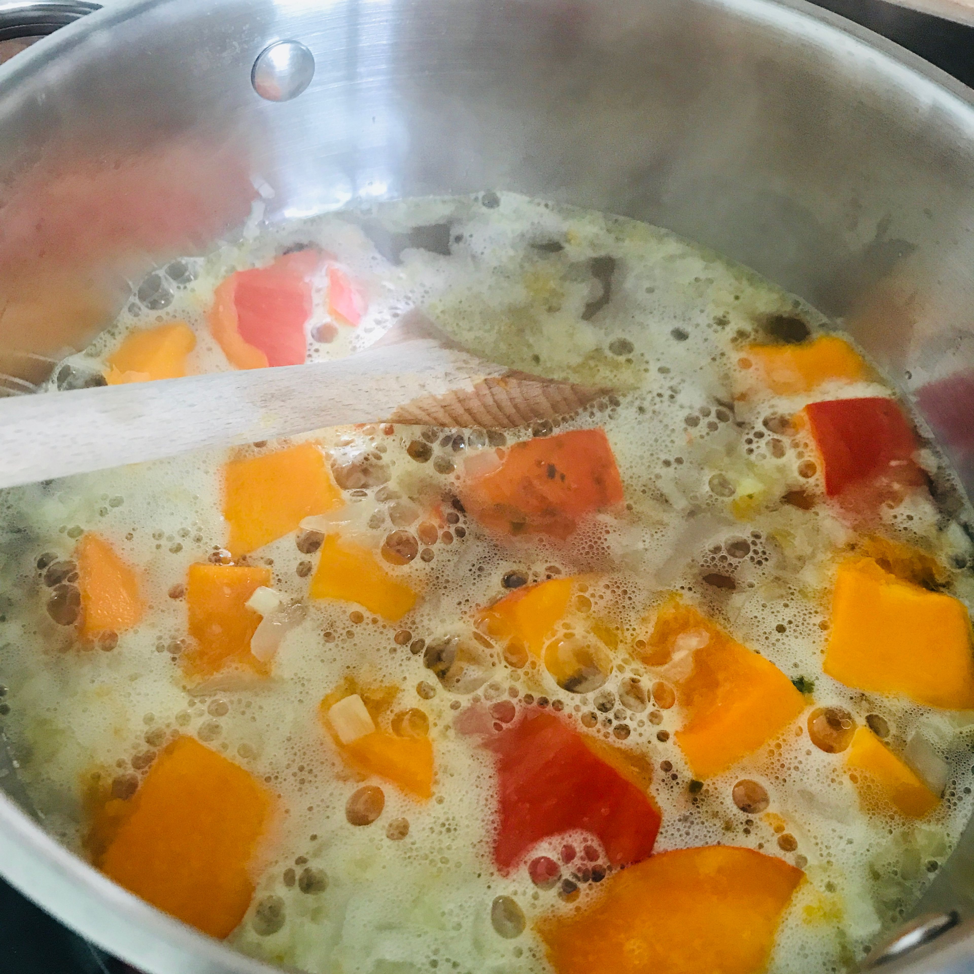 Öl erhitzen und Zwiebel anschwitzen. Mit Brühe aufgießen und Kürbis dazugeben, ca. 15 min kochen lassen.
