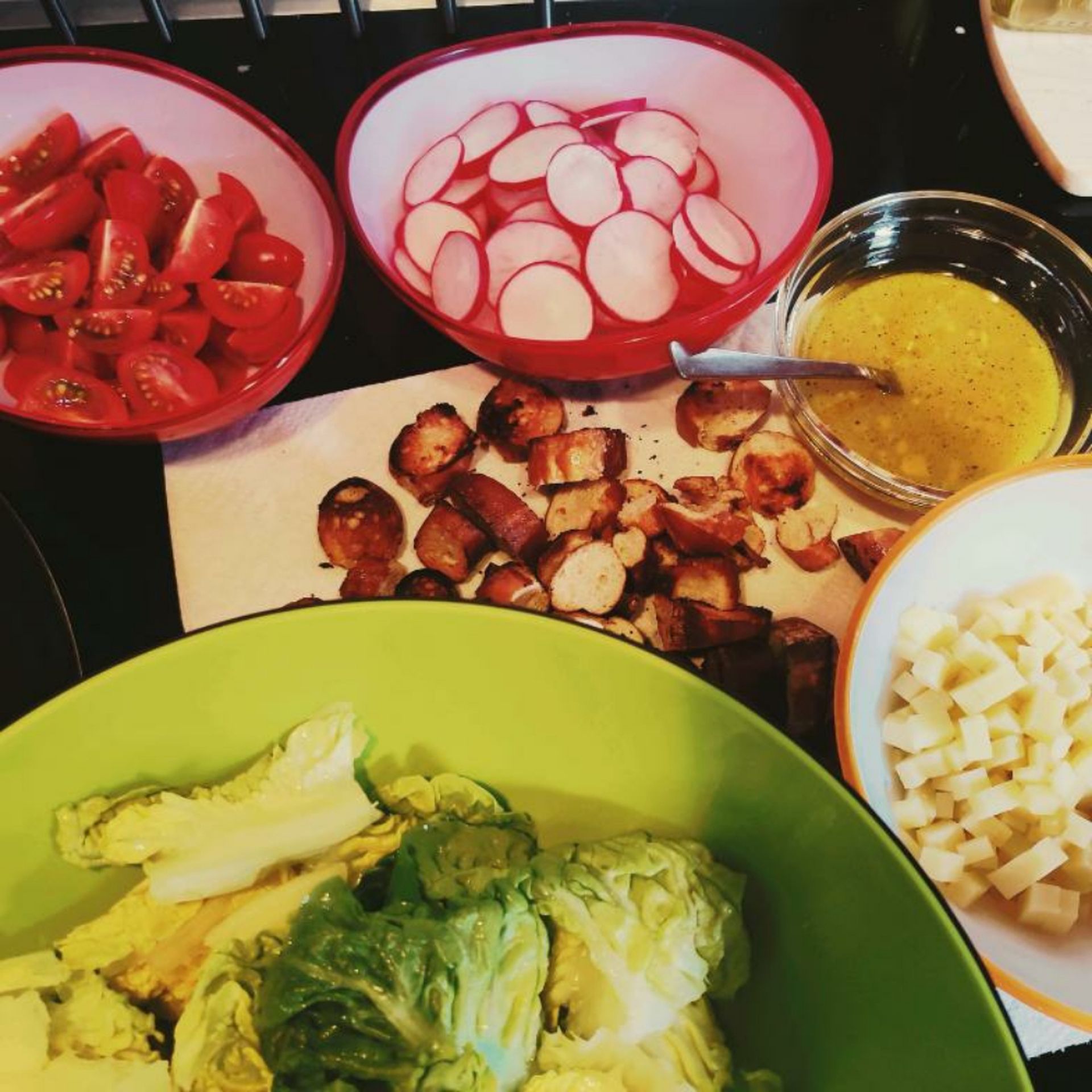 Brezen-Salat mit Bergkäse und Senf-Honig-Dressing | Rezept | Kitchen ...