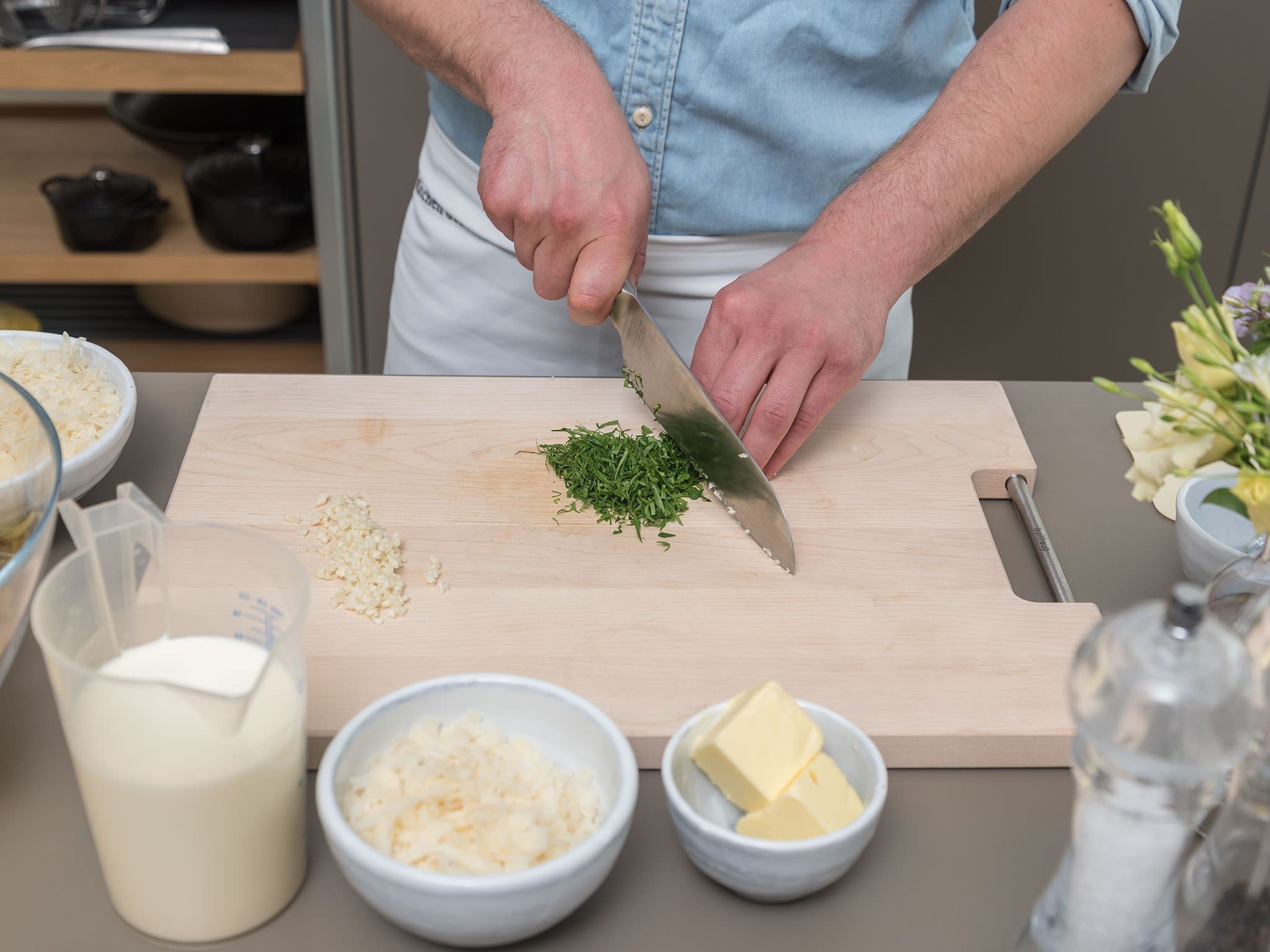 Peel and chop garlic. Finely chop parsley.