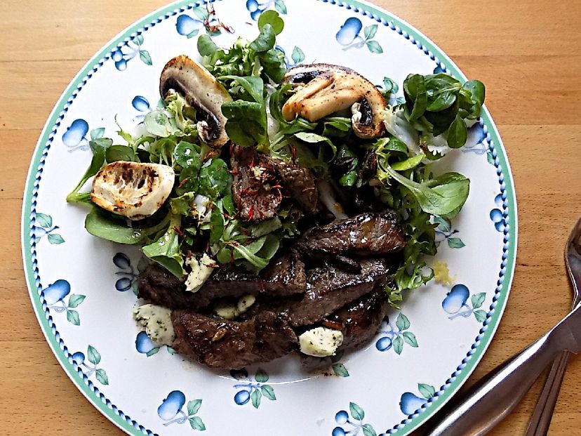 Steak salad with mushrooms