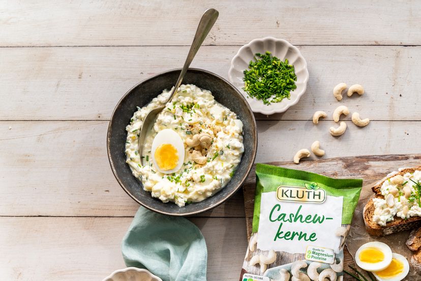 Eiersalat mit Hüttenkäse und Cashewkernen