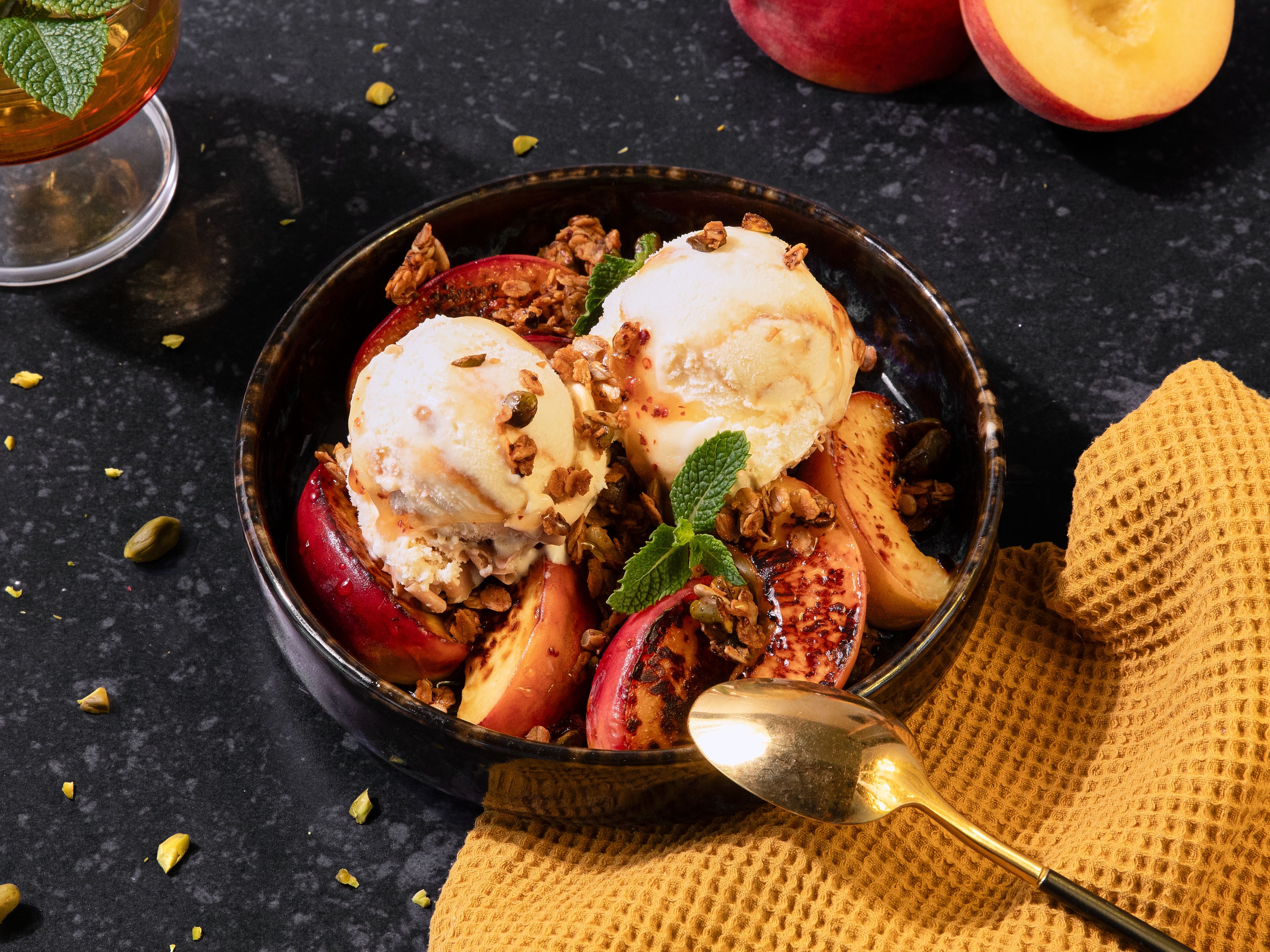 Gegrillte Pfirsiche mit Salted Caramel Eis und Chili-Pistazien-Granola